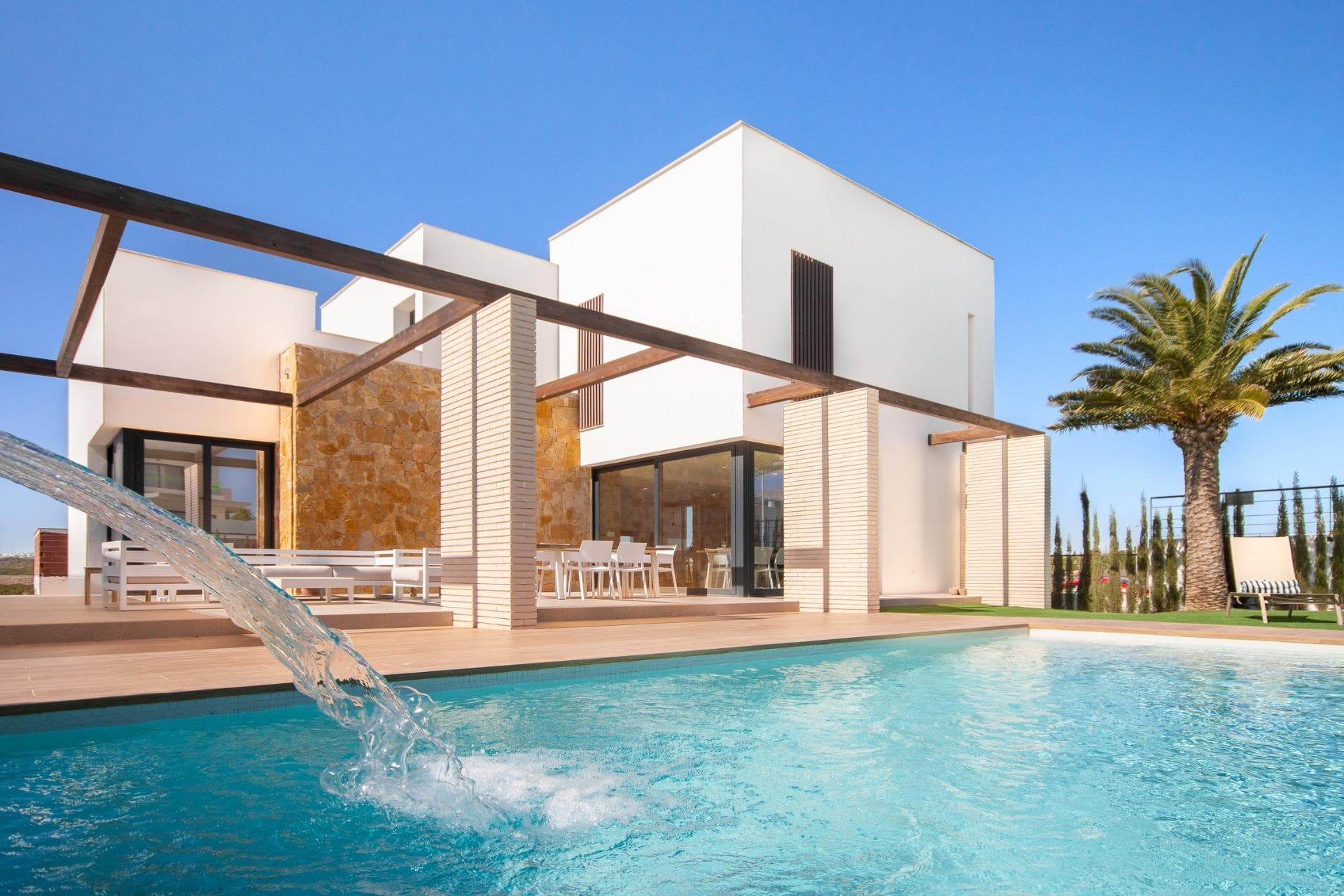 LUXURY VILLA ON THE BEACH

 A 2 minute walk from the beach and the possibility of enjoying more than 300 days of sunshine a year with an average temperature of 20º C !!!

 Villa with 4 bedrooms and 4 bathrooms, fully equipped. Built on a large plot to enjoy its garden and private pool, Aerothermal system and Air Conditioning.

 This exclusive area of ​​Campoamor is located just 500 m from the Aguamarina Beaches, Campoamor (Orihuela Costa). All services such as Golf Courses, Seaports, Restaurants, bars, supermarkets, banks, medical centers, pharmacies and shopping centers such as La Zenia Boulevard are easily accessible.

 The villa is located in the vicinity of the National Highway 332 and 5 minutes from the closest entrance to the AP-7 highway, which facilitates the access and exit roads of the area and the connection with the various national roads and nearby towns .

 You can enjoy Murcia 40 minutes by car, Alicante 45 minutes. Alicante airports at 26 km and Corvera (Murcia) at 30 km. And 7 km to the nearest golf course, having available up to 6 golf courses in the surroundings.