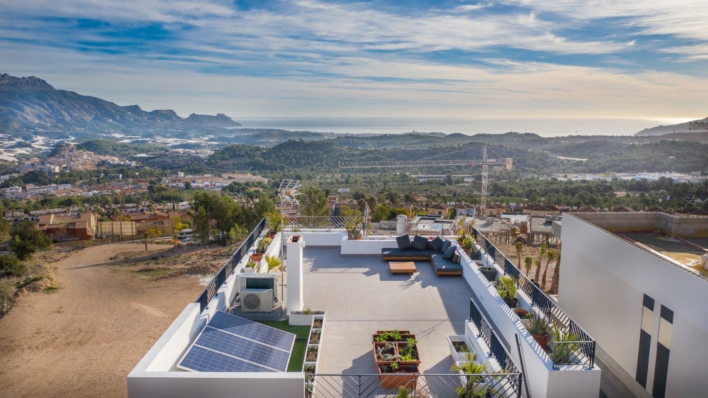 Chalets independientes a estrenar con vistas al mar en Polop (provincia de Alicante)

 Situado a 10km de las playas y la vida nocturna de Benidorm y del romántico pueblo de Altea.

 Este residencial se beneficia de maravillosas vistas al mar, piscina comunitaria y área social y las casas se pueden personalizar con algunos extras como piscina privada, solarium privado, garaje subterráneo, etc.

 Diferentes modelos para elegir en función de tus necesidades y presupuesto, con 2 o 3 dormitorios.

 Residencial se ha diseñado con la mayoría de las casas en un solo nivel para evitar escaleras dentro de las casas y hacerlas más cómodas para vivir.