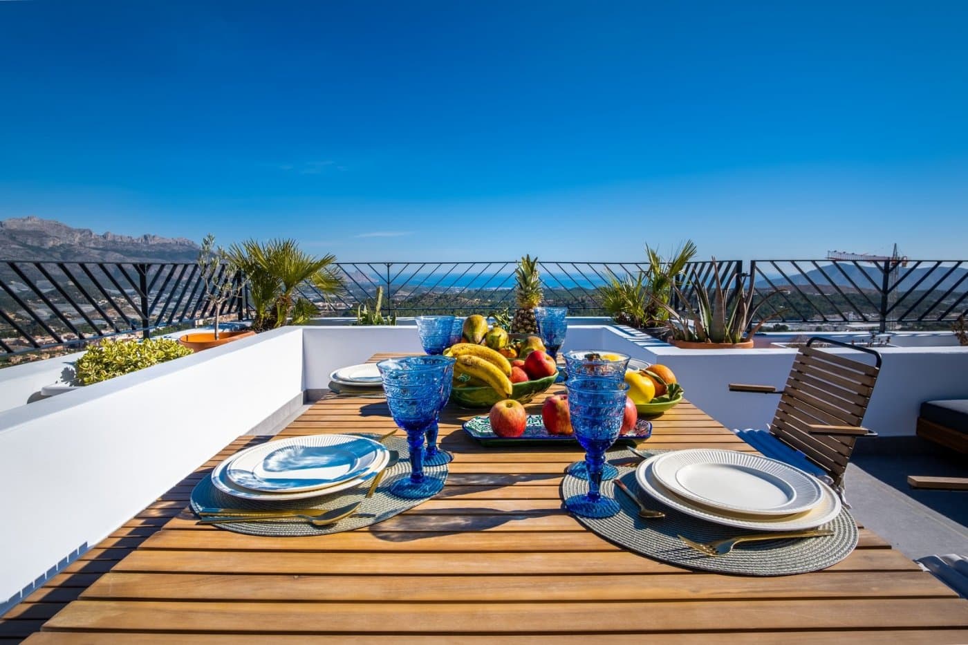 Chalets independientes a estrenar con vistas al mar en Polop (provincia de Alicante)

 Situado a 10km de las playas y la vida nocturna de Benidorm y del romántico pueblo de Altea.

 Este residencial se beneficia de maravillosas vistas al mar, piscina comunitaria y área social y las casas se pueden personalizar con algunos extras como piscina privada, solarium privado, garaje subterráneo, etc.

 Diferentes modelos para elegir en función de tus necesidades y presupuesto, con 2 o 3 dormitorios.

 Residencial se ha diseñado con la mayoría de las casas en un solo nivel para evitar escaleras dentro de las casas y hacerlas más cómodas para vivir.
