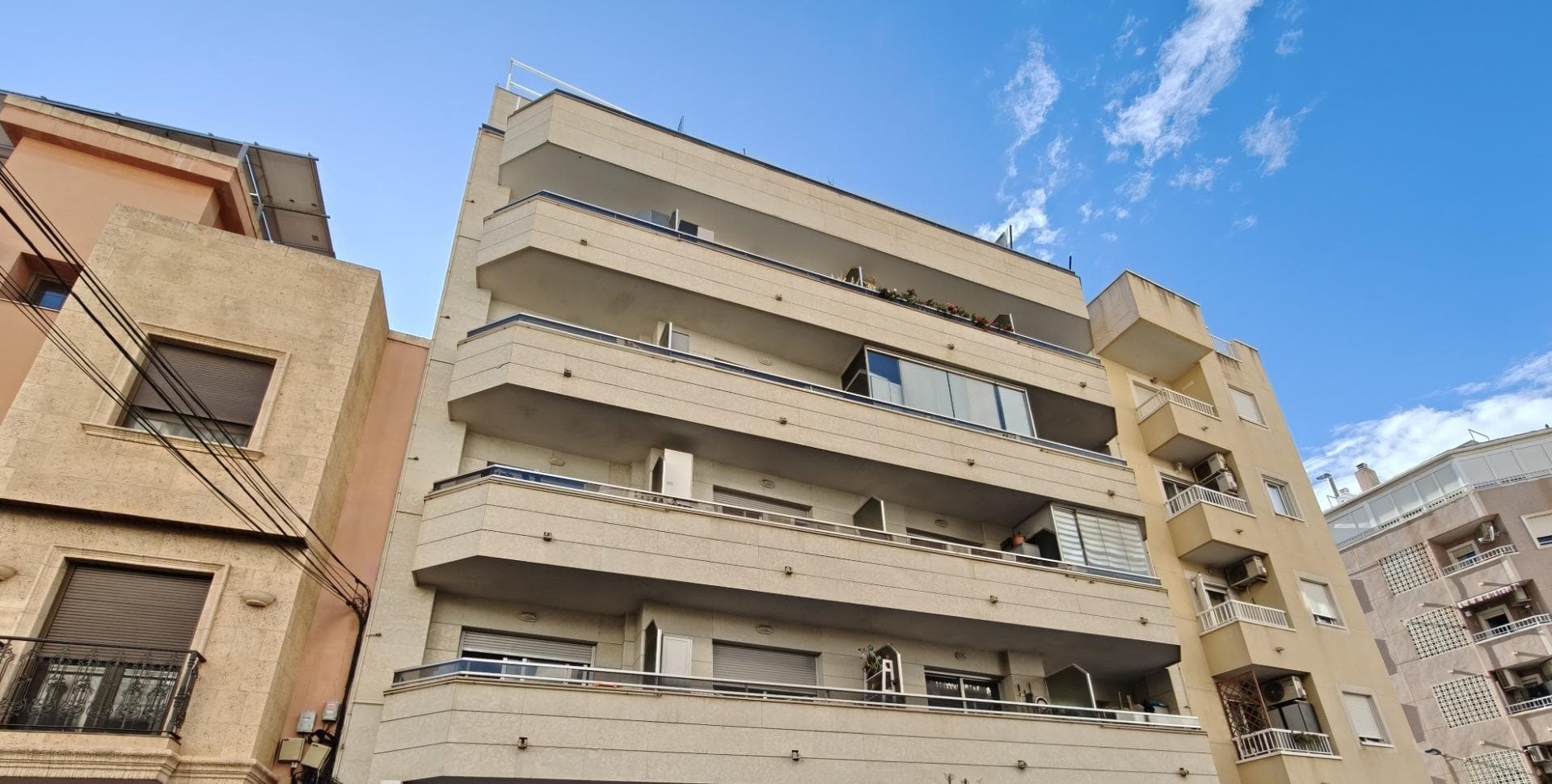 Gran apartamento de 2 dormitorios, 67m2 construidos, pleno centro de la ciudad, 1ª planta, gran terraza, como nuevo, aire acondicionado por conductos, patio interior. Año 2007. Todos los servicios al alcance. CALLE SAN POLICARPO - CÉNTRICO