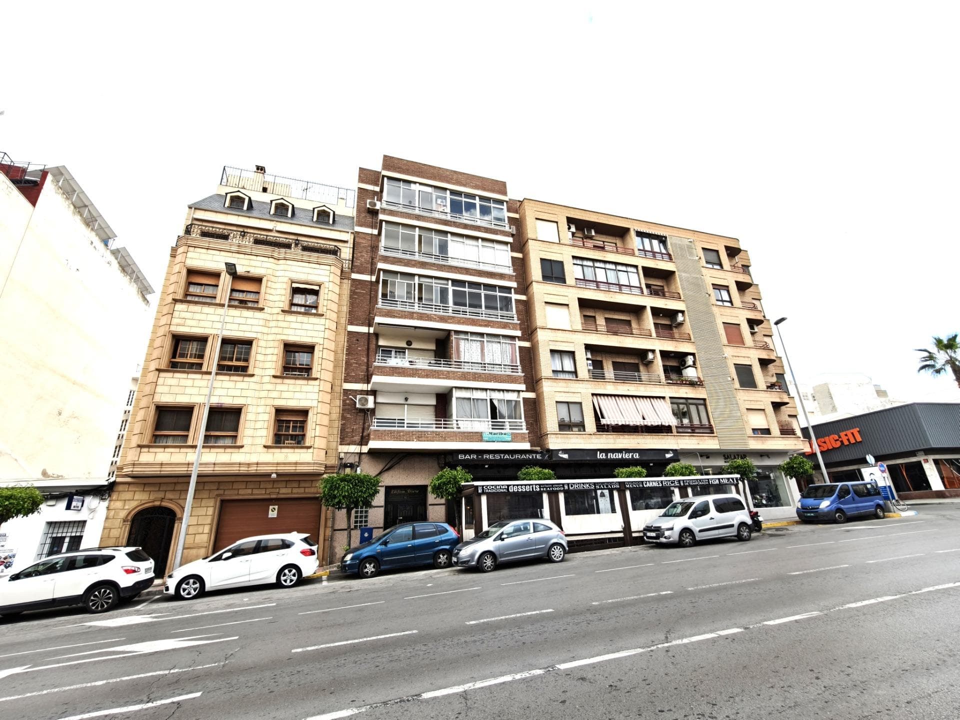 Gran piso de 3 dormitorios, 115m3, cocina independiente, orientación sur, 4ª planta , vistas despejadas, semireformado, a solo 5 min andando centro y a 1 km famoso paseo marítimo con sus playas y piscinas naturales. SEMIREFORMADO CALLE APOLO