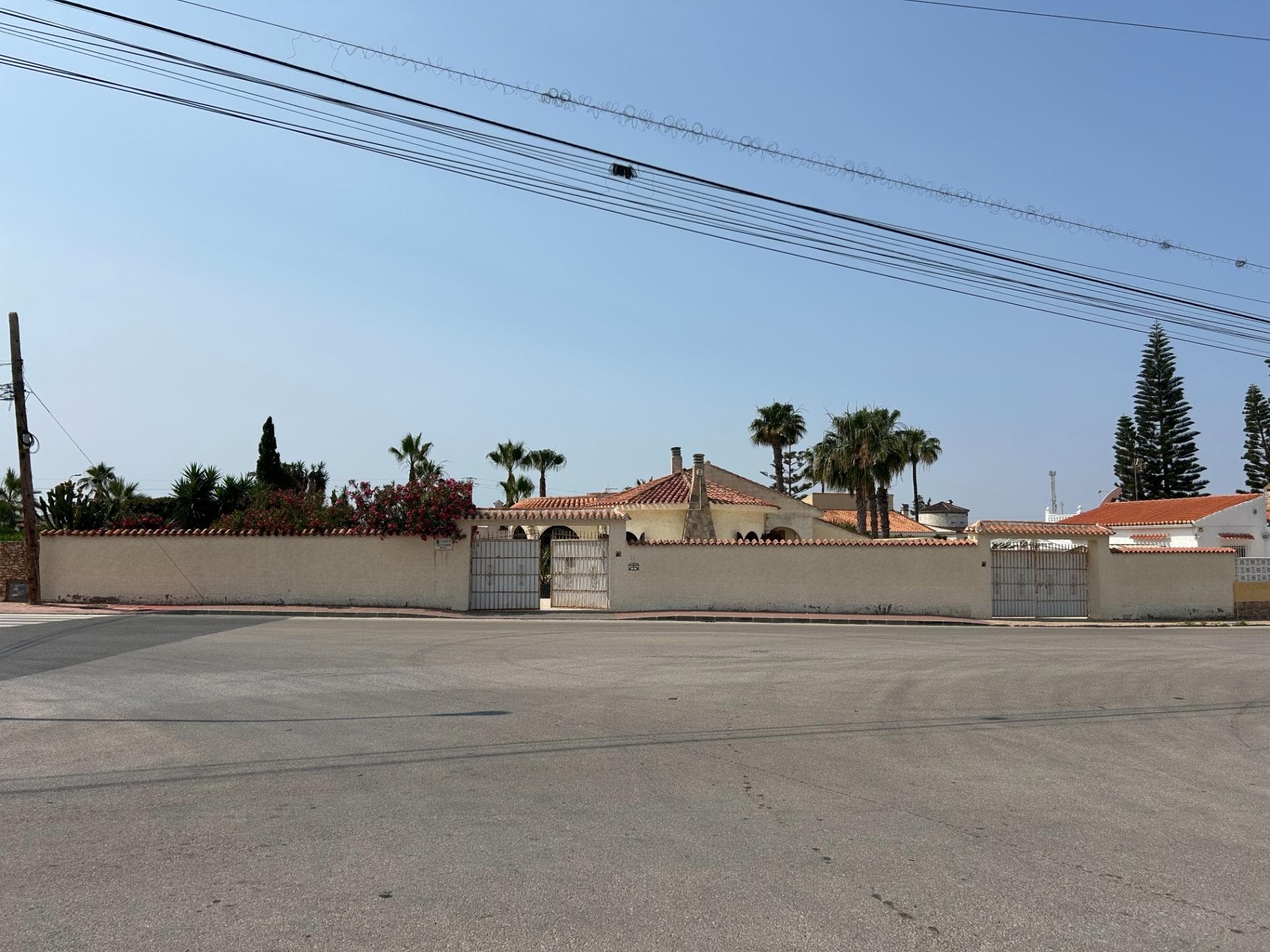 Una parcela enorme, mucho sol… y un montón de ideas rondando la cabeza. Está en El Chaparral, Torrevieja. Una zona tranquila, con vecinos de todo el año, cerca de parques, comercios, centro médico, y a un paso de todo sin estar en el ruido. Lo que hay: Una casa independiente de 161 m², con habitaciones grandes, techos altos, mucha luz y una parcela de 800 m² que, sinceramente, impresiona cuando la ves en persona. Tiene garaje, terraza acristalada, y sí, está de origen. No te lo voy a maquillar: necesita una puesta al día. Pero justo por eso es una oportunidad. Lo interesante no es lo que es. Es todo lo que puedes hacer aquí: 🔹 Te la quedas tal cual, la reformas a tu gusto y tienes espacio para una piscina, un huerto, una zona chill out o lo que te apetezca. 🔹 O, si eres de los que piensan en grande, divides la parcela y haces dos chalets. Ya sabes cómo está el mercado… esto puede dar juego. Todo esto con sol todo el día (la mejor orientación), vistas despejadas y sin vecinos pegados a tu ventana. Intimidad y espacio real. De esos que ya no se encuentran fácil. ¿Te interesa verla sin adornos ni prisas? Llámame. Y si mientras tanto ya la estás visualizando con una barbacoa en el patio y los niños corriendo por el jardín... eso ya te dice mucho.