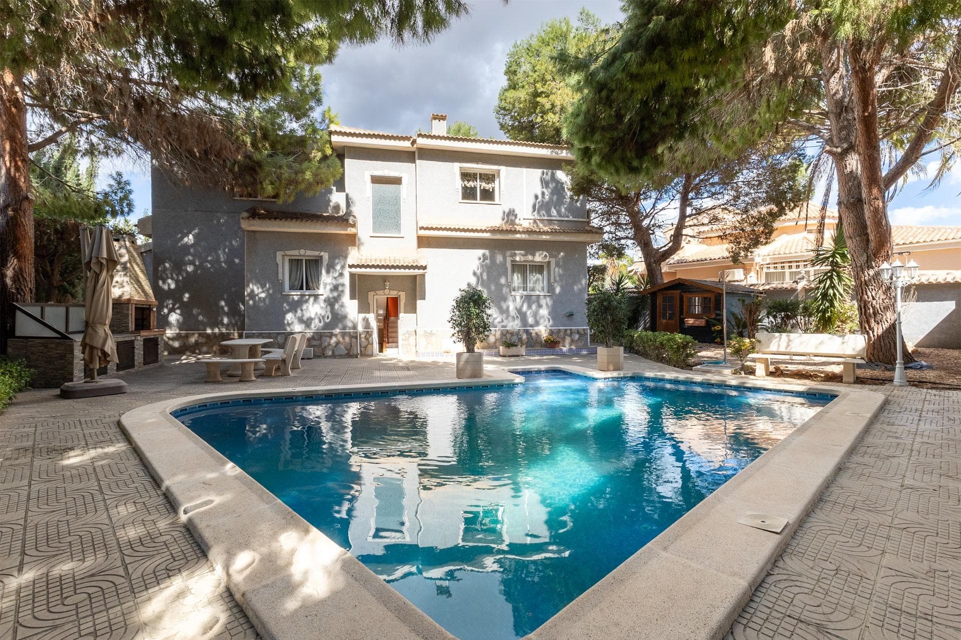 Elegancia Clásica y Confort en Doña Pepa - Ciudad Quesada ¿Buscas algo más que una casa? Te presentamos un hogar con alma, en una de las zonas más exclusivas de la Costa Blanca: Doña Pepa, Ciudad Quesada. Una ubicación privilegiada, con un frondoso jardín que envuelve la propiedad de naturaleza y tranquilidad, a solo 40 minutos del aeropuerto de Alicante y a 5 minutos andando del reconocido hotel spa "La Laguna". Esta villa independiente lo tiene todo: espacio, privacidad y calidad en cada rincón. Desde el momento en que entras por sus portones eléctricos y recorres el camino hacia el garaje doble, sientes que estás en un lugar especial. Distribuida en tres plantas, la vivienda ofrece un salón amplio con techos altos y luz natural, perfecto para relajarte o compartir con los tuyos. La cocina es práctica y acogedora, con un espacio ideal para las comidas en familia. En la planta baja también encontrarás un estudio, un baño completo y una gran habitación doble con baño en suite, ideal para invitados o familiares. La planta superior es un refugio íntimo: tres dormitorios dobles (uno de ellos con vestidor, otro con baño en suite y el principal con jacuzzi), diseñados para ofrecer descanso y comodidad. Y eso no es todo: el sótano se transforma en tu espacio de ocio, con una acogedora sala con barra integrada, sauna, ducha y un práctico cuarto de lavandería. El exterior es simplemente perfecto: piscina privada, zona de barbacoa, caseta de jardín y espacios verdes tanto delante como detrás de la casa. Un entorno para disfrutar del sol, la calma y el buen vivir. 🔑 Esta no es solo una propiedad, es una experiencia. El equilibrio perfecto entre elegancia clásica y bienestar. No dejes pasar la oportunidad de hacerla tuya. Contáctanos y ven a descubrir tu nuevo hogar. (Impuestos y gastos de compraventa no incluidos)