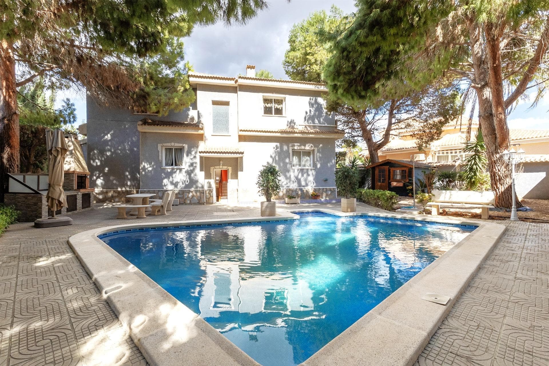 No es para todo el mundo. Pero si lo tuyo es la tranquilidad, la elegancia y sentirte en tu mundo, aquí puede que acabes de encontrar tu lugar. En Doña Pepa, Ciudad Quesada, hay una villa donde no te ve nadie… a menos que tú quieras. La vegetación frondosa que rodea la casa no solo decora, protege. Aquí no hay miradas curiosas, ni vecinos encima. Solo silencio, privacidad y ese aire de “estás donde toca”. A 40 minutos del aeropuerto de Alicante y a cinco minutos andando del hotel spa La Laguna, lo tienes todo cerca, pero sin que nada te moleste. La villa es independiente y se nota desde que cruzas los portones eléctricos. El camino te lleva directo a un garaje doble, y ahí ya sabes que has llegado a algo diferente. Dentro, espacio de sobra para vivir cómodo. Tres plantas que te invitan a desconectar, a recibir visitas, o simplemente a estar tranquilo. Porque cuando uno se jubila o decide mudarse al sol, lo que menos quiere es ruido. ¿Buscas eso? Esto es para ti. ¿No? Entonces sigue buscando. (Impuestos y gastos de compraventa no incluidos)