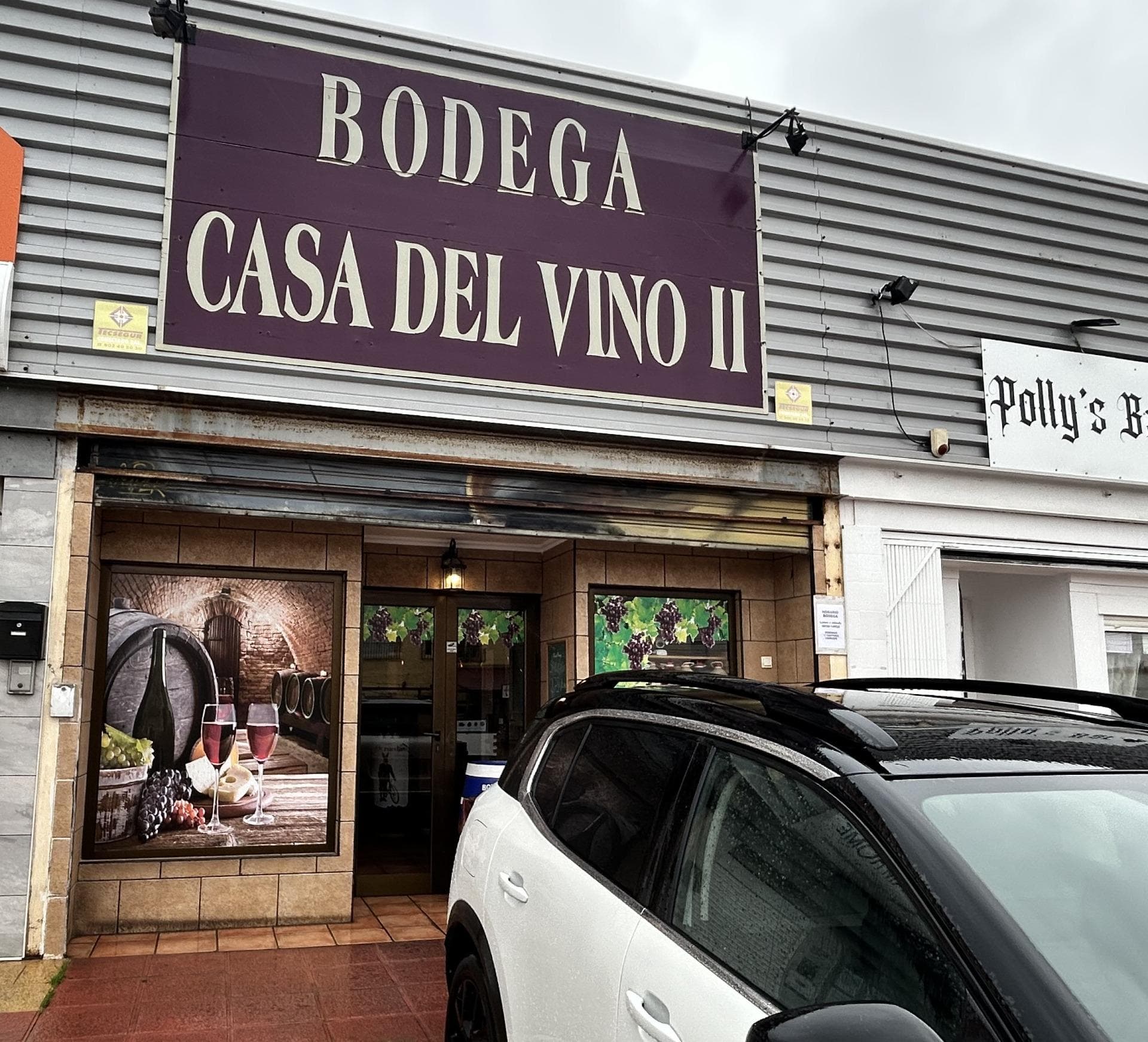 Local Comercial con Ubicación Clave en Torreta Florida – Torrevieja 📍 Ubicación inmejorable en el Centro Comercial Torreta Florida, justo al lado del nuevo Supermercado Consum, rodeado de comercios, cafeterías y restaurantes con movimiento continuo. A pocos minutos del CC Habaneras, en una zona viva todo el año. 🏢 LO QUE HACE ESTE LOCAL ESPECIAL: ✨ 90 m² listos para empezar a trabajar, sin reformas ni esperas. ✨ Altura de 5 metros, con la posibilidad de crear un doble planché y ampliar el espacio. ✨ Parking privado, una comodidad extra para ti y tus clientes. ✨ Perfecto para tienda, oficina, academia, clínica estética, showroom, coworking y más. 🚀 Una inversión con futuro: El entorno comercial y la gran afluencia de público aseguran visibilidad y potencial para cualquier negocio. 📞 Si te imaginas tu negocio aquí, hablemos. Llámanos y ven a verlo en persona.