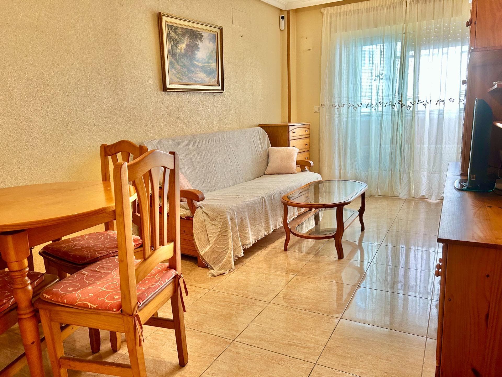 There are homes that do not stand out because they promise everything. They stand out because they make life easier. This one-bedroom apartment in Torrevieja, located in a very central area, is ideal for anyone who values having all amenities close by and being able to get around on foot in daily life. It is just a step away from Parque de las Naciones, one of those places that always adds something extra: for walking, unwinding or simply enjoying the surroundings. And on top of that, you have the beach and the sea just a short stroll away. The property features an enclosed glazed terrace, a very useful extra space that can be enjoyed all year round: as a reading corner, breakfast area or simply somewhere to relax. It is located in a 2005 building, and one of its strong points is that it is a very quiet building, something people truly value when looking for a home in a central location. A practical, well-located apartment, perfect both for holidays and for enjoying long stays in Torrevieja.