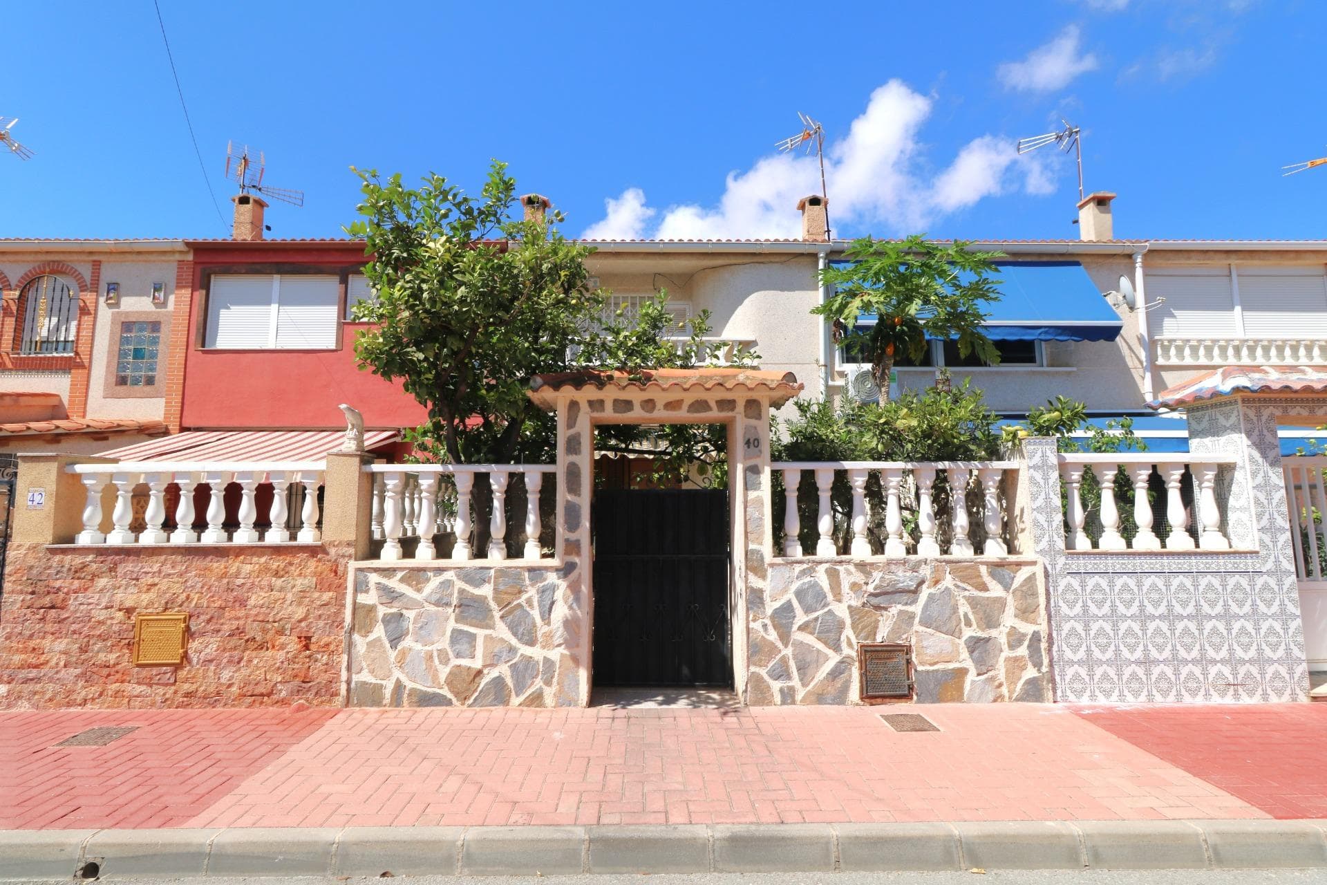 Descubre este espacioso bungalow adosado ubicado en la codiciada zona de El Acequión - Los Náufragos, Torrevieja. Con una superficie construida de 90 m² y útil de 80 m², esta propiedad ofrece un entorno ideal para disfrutar del sol y el mar Mediterráneo. Disfruta de sus dos amplias terrazas perfectas para relajarte al aire libre durante todo el día. La vivienda cuenta con tres acogedoras habitaciones y dos baños equipados que brindan comodidad a tus familiares e invitados. Su orientación sur garantiza luz natural en cada rincón mientras estás a tan solo unos pasos (299,99 metros) del hermoso litoral playa Naufragios; lo que te permitirá aprovechar al máximo los días soleados junto a las olas del mar. Además, incluye parking privado, asegurando tu tranquilidad ante cualquier inconveniente vehicular o si decides explorar las encantadoras calles cercanas llenas servicio como hospitales y comercios locales necesarios.