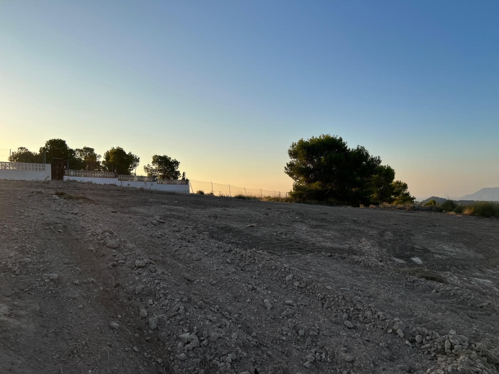 Parcela Urbana en El Moralet con Proyecto Personalizado Incluido Descubre esta excepcional parcela de 8.889 m², de los cuales 2.203 m² son urbanos, ubicada en una zona privilegiada de El Moralet. Ideal para construir la vivienda de tus sueños, este terreno cuenta con un proyecto de vivienda ya incluido en el precio, con la posibilidad de modificar el diseño según tus necesidades y gustos. En un entorno natural único, disfrutarás de vistas panorámicas al mar y a la montaña, sin tener que elegir entre uno u otro. Este es el lugar perfecto para quienes buscan un estilo de vida rural, pero sin renunciar a las comodidades urbanas. A tan solo 15 minutos de Alicante y 20 minutos del aeropuerto, tendrás lo mejor de ambos mundos: la tranquilidad del campo y la proximidad a la ciudad. La parcela cuenta con conexiones de luz y agua disponibles justo al lado, lo que facilita el inicio de tu proyecto. El diseño actual contempla la construcción de una moderna vivienda de 290 m², distribuida en dos plantas, pensada para ofrecer confort y estilo en cada rincón. ¡No dejes pasar la oportunidad de crear tu hogar ideal en un entorno inmejorable! Si es de tu interés contáctenos y visitamos la parcela y le explicamos toda la información sobre el proyecto.