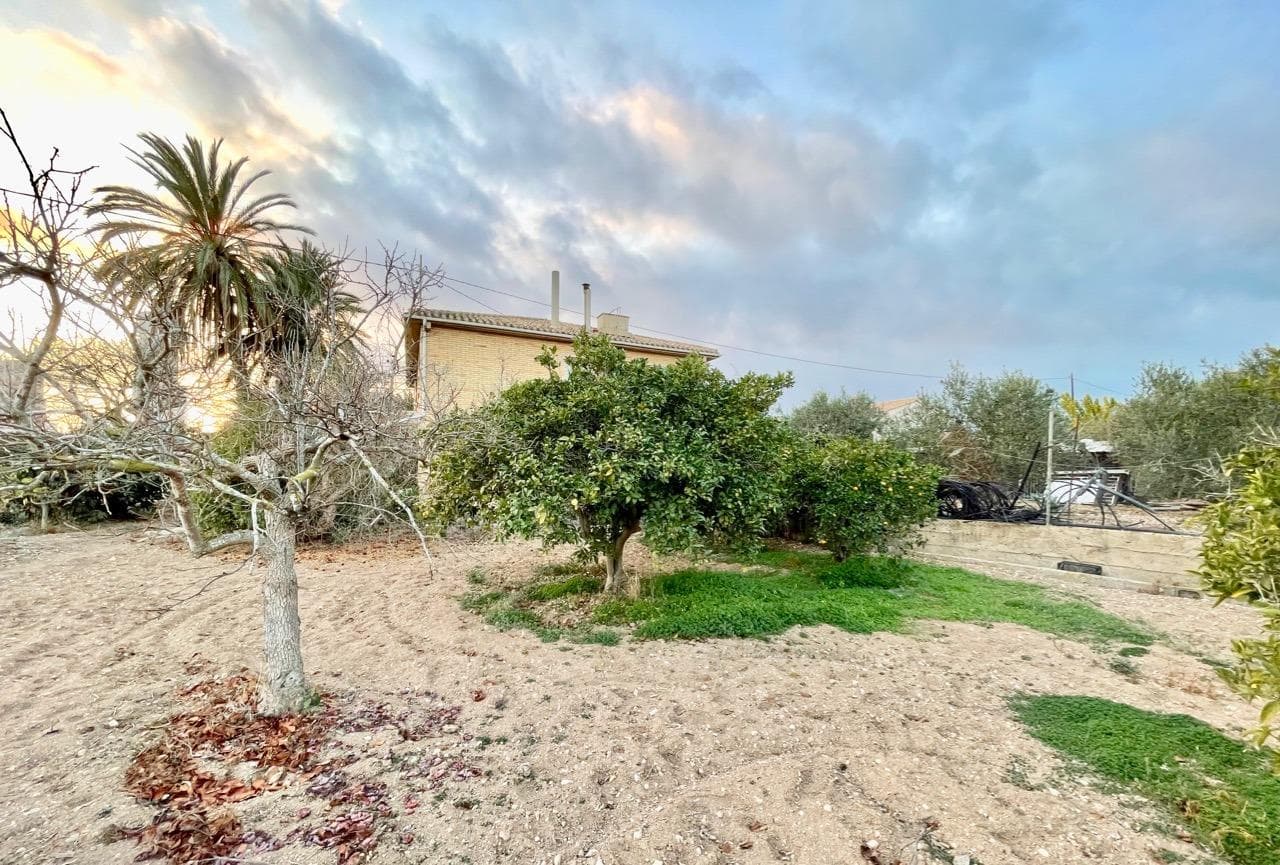 Descubre tu paraíso privado en Benidorm: Chalet - Finca independiente en Salto del Agua.  La casa es completamente legal y con todos los servicios. El terreno es rústico. Te presentamos una joya única en la codiciada zona de Salto del Agua, Benidorm. Este espacioso chalet de 353 m², son 176 m2 por planta, asentado en una impresionante parcela de 2350 m², te ofrece un oasis de tranquilidad a pocos minutos del centro de Benidorm y la playa. Características destacadas: Generosa superficie de terreno que te brinda la oportunidad de crear tu propio paraíso personal, con espacio suficiente para jardines exuberantes y zonas de entretenimiento al aire libre, huerta, barbacoa, piscina y lo que desees. A tan solo 1400 metros de la playa, tendrás la costa mediterránea a tu alcance para disfrutar de atardeceres inolvidables y días llenos de sol y mar. La vivienda se divide en 2 Plantas: la planta baja tiene: un amplio garaje para 2 coches. Aparte tiene un espacio con 2 habitaciones independientes para darle el uso que uno quiera, como un apartamento privado, por ejemplo. Por otro lado, tiene otro apartamento con entrada independiente con un salón comedor, un dormitorio y un cuarto de baño. Son 3 estancias diferentes. La planta de arriba consta de 4 habitaciones dobles muy amplias, salón comedor, gran cocina con enorme galería y despensa, baño exterior y una estupenda terraza. Todo proporciona un refugio privado para toda la familia, tranquilo y con privacidad, ofreciendo comodidad y funcionalidad para el día a día. Por supuesto ofrece la posibilidad de hacer varias viviendas completamente separadas para familias grandes o alquilar, si lo desea. Propiedad de origen que te brinda la oportunidad de personalizar a tu gusto y estilo. Cocina con mobiliario básico. Orientación sur, con una cálida luz natural a lo largo de todo el día. Extras para tu comodidad: Espacios separados que proporcionan espacio adicional para invitados, estudio o cualquier otra necesidad. Armarios empotrados que optimizan el almacenamiento y organización de tus pertenencias. Chimenea, añadiendo un toque acogedor y cálido en las noches de invierno. Espacioso jardín con arboles frutales y grandísimas posibilidades y que se convertirá en tu propio oasis de serenidad y paz. Luminosidad en cada rincón, creando un ambiente acogedor y agradable. Terraza para disfrutar de cenas al aire libre y momentos de relax. Trastero para mantener tus espacios ordenados y libres de desorden. Parcela vallada que garantiza tu privacidad. Garaje y parking incluidos. Explora la zona: Este enclave privilegiado te ofrece acceso a una variedad de servicios y comodidades: Colegios: El Colegio Público Els Tolls y el Colegio Internacional Lope de Vega aseguran opciones educativas de calidad para tus hijos. Supermercados: Mercadona y Consum están a pocos minutos, facilitando tus compras diarias. Servicios médicos y hospitales: El Centro de Salud Foietes y el Hospital de Levante están cerca para tu tranquilidad. Institutos: El IES Pere Maria Orts i Bosch ofrece opciones educativas para adolescentes cercanas al hogar. Transporte: Conexiones de transporte público y proximidad a la N-332, moverte por la ciudad es cómodo y rápido. Comercios locales: Disfruta de una variada oferta de tiendas, boutiques y restaurantes en la zona. Espero que este texto cumpla con tus expectativas. Si necesitas algún ajuste o tienes alguna otra solicitud, no dudes en decírmelo. ¡Estoy aquí para ayudar!