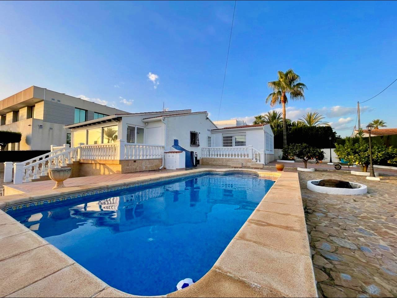 Chalet en Benidorm: Comodidad, privacidad y ubicación excepcional Te presentamos este chalet exclusivo en Benidorm, situado en la tranquila zona de Urbanizaciones en Finca Barrina, diseñado para ofrecer el máximo confort y funcionalidad. Con una superficie de 120 m² construidos y una amplia parcela de 800 m², esta vivienda es ideal para familias o parejas que buscan disfrutar de un espacio amplio y bien cuidado. El chalet se organiza en una sola planta, lo que lo hace accesible y práctico para el día a día. Dispone de tres habitaciones dobles equipadas con armarios empotrados, que aportan comodidad y almacenamiento. Cuenta con dos baños completos, diseñados para satisfacer las necesidades de cualquier familia. La cocina equipada, con despensa incluida, es perfecta para los amantes de la gastronomía y está conectada a una galería funcional. El salón, luminoso y acogedor, da acceso a una terraza acristalada, ideal para disfrutar del espacio exterior durante todo el año. El exterior de la propiedad es un auténtico oasis. Incluye un jardín privado rodeado de vegetación y una piscina propia, perfecta para relajarte en los días soleados. La parcela también dispone de dos casetas destinadas a trasteros, aportando espacio adicional para almacenamiento. Esta vivienda de esquina garantiza privacidad y seguridad, gracias a las persianas eléctricas, rejas de seguridad y una puerta blindada. Además, cuenta con aire acondicionado, sistema de alarma y una excelente orientación sur, que asegura una iluminación natural inmejorable. A solo 3 km de la playa, este chalet combina la tranquilidad de una urbanización con la cercanía a todos los servicios esenciales, como supermercados, colegios, centros médicos, parques y transporte público. También dispone de un amplio parking incluido. Este chalet es la oportunidad perfecta para quienes buscan un hogar listo para entrar a vivir, con todas las comodidades y en una ubicación privilegiada.  Contáctanos hoy mismo y ven a descubrir tu nuevo hogar en Benidorm.