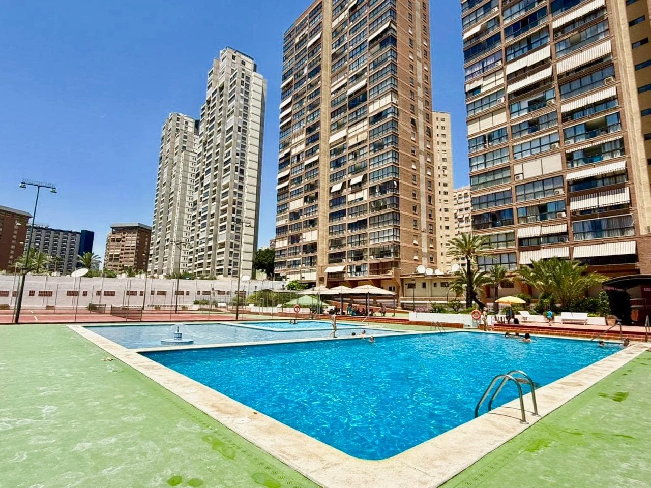 This fantastic apartment for sale is located in one of Benidorm's most desirable areas: Levante, just 380 meters from the beach. With 90 m² of built area, this property stands out for its excellent layout and light, making it ideal both as a permanent home and as a tourist investment. It has two spacious double bedrooms and offers the possibility of a third room on the glazed terrace, perfect as an additional bedroom, office, or relaxation area. The property is in good condition, ready to move into, and has a southeast orientation that guarantees natural light throughout the day. Its features include a cozy living room with access to a terrace, a functional kitchen, a full bathroom, and a large 34 m² enclosed garage, a real asset in this central location. The development also has a communal pool, garden areas, and children's play areas, ideal for the whole family to enjoy. The location is unbeatable: very close to supermarkets such as Consum (just 100 meters away), medical centers, schools, and hospitals, just 50 meters from the Ibiza Pharmacy. It is also close to parks and leisure areas. Well connected by city buses, it is a perfect option for those seeking tranquility as well as those who want to be close to all amenities. The Levante neighborhood is known for its dynamic atmosphere, its proximity to the beach, and a wide range of restaurants, shops, and entertainment. Living here means being in the heart of Benidorm, enjoying the Mediterranean climate, the sea, and all the advantages of a lively and cosmopolitan city. Don't miss this opportunity to acquire a versatile, spacious home in a prime location. Contact us now for more information or to arrange a viewing!
