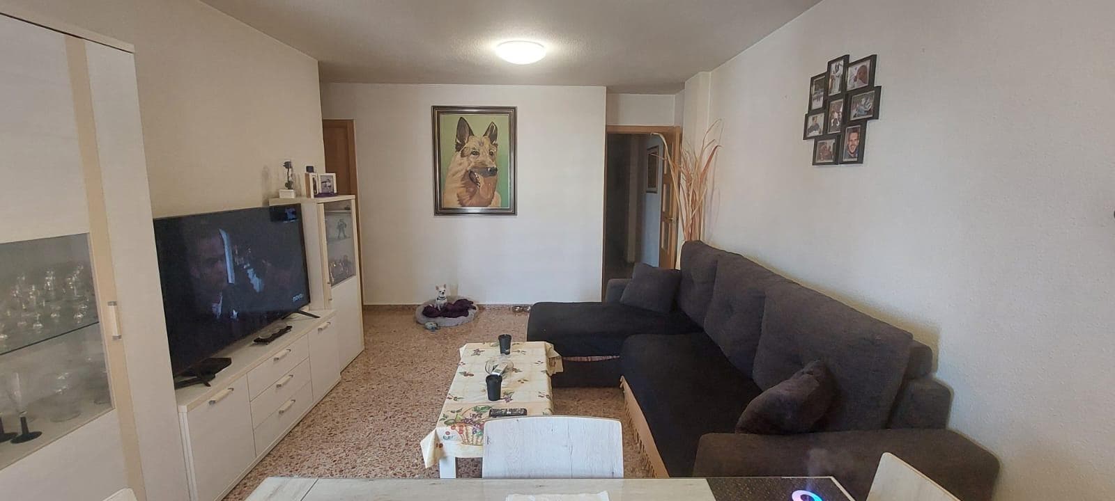 ¡Oportunidad única en el corazón de Benidorm! Ponemos a la venta este fantástico apartamento al lado del parque de Foyetes, una ubicación privilegiada en una de las zonas más demandadas de la ciudad. Ideal tanto como inversión para alquilar, segunda residencia o para vivir todo el año en una de las ciudades con mejor clima del Mediterráneo. La vivienda se encuentra a pocos minutos caminando de la Playa de Poniente, conocida por su arena dorada, aguas cristalinas y su animado paseo marítimo repleto de bares, restaurantes y tiendas. Vivir aquí es disfrutar del mar cada día, sin necesidad de coche. En el entorno encontrarás todos los servicios esenciales: supermercados (Mas y Mas y Consum), farmacias, paradas de autobús, colegios y centros de salud, todo al alcance de la mano. Además, estás a escasos metros de la Avenida de Jaime I, una de las principales arterias comerciales de la ciudad. Otro punto fuerte de esta ubicación es la cercanía al Parque de l’Aigüera, un pulmón verde perfecto para pasear, hacer deporte o disfrutar de conciertos al aire libre. También estás muy cerca del Casco Antiguo, con su encanto tradicional, sus callejuelas peatonales y su famosa zona de tapas. El apartamento está situado en un edificio tranquilo, con ascensor, zonas comunes muy cuidadas y buena vecindad. Su orientación permite disfrutar de una gran luminosidad durante todo el día, creando un ambiente acogedor y confortable. No dejes pasar esta oportunidad de adquirir un inmueble en una zona consolidada, con gran demanda y todo lo que necesitas para vivir con calidad. ¡Llámanos y ven a visitarlo! Esta puede ser la vivienda que estabas esperando.