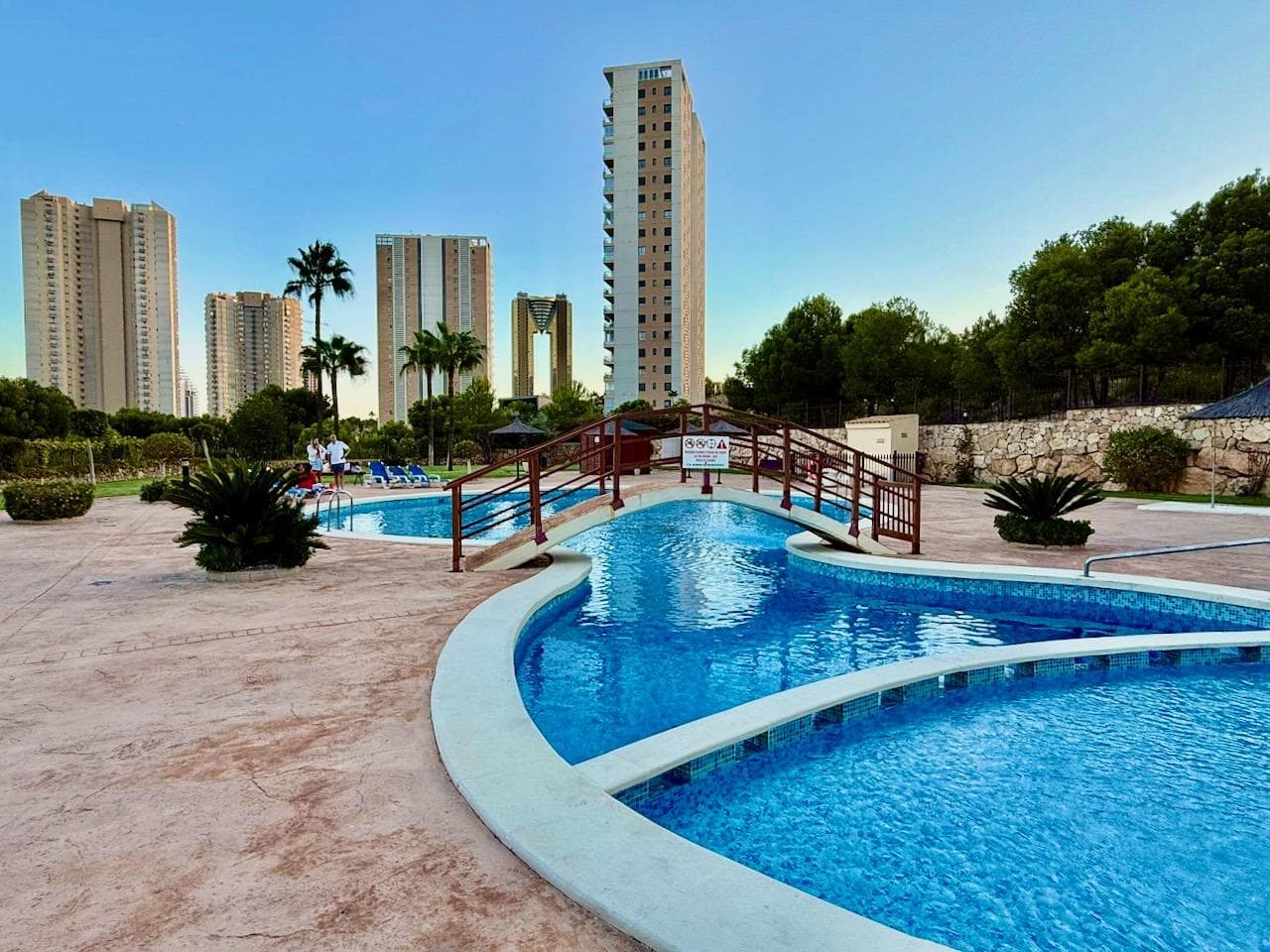 We present this attractive apartment located in the exclusive Vía Parque area of ​​Benidorm, a highly sought-after residential area for its tranquility, excellent transport links, and proximity to the beach. With 73 m² of built area (68 m² usable area), this home stands out for its southwest orientation, which guarantees light throughout the day and unobstructed views that invite relaxation. The apartment is in perfect condition and ready to move into. It features a spacious and welcoming living-dining room with direct access to a glazed terrace, ideal for year-round enjoyment, a double bedroom with a built-in wardrobe, a full bathroom, a fully equipped separate kitchen with a utility room and modern details, and split air conditioning. It is being sold furnished, making it a practical option for both a primary residence, a second home, or an investment. One of its greatest attractions is that it comes with two private parking spaces and a storage room, all within the complex, an added value that is very difficult to find in the area. The development also offers a communal pool, large green areas with trees, children's play areas, and a fenced area that guarantees safety and comfort for the whole family. Regarding its location, the Vía Parque area is renowned for its residential atmosphere and its proximity to both Las Rejas Golf Course and Poniente Beach. You'll find a Udaco (Medical Center) just a five-minute walk away, while the Farmacia Trébol Benidorm Pharmacy is just a six-minute walk away. The IES Mediterrània Secondary School is also nearby. In the surrounding area, you'll find dog parks and recreational areas, ensuring a comfortable and convenient stay. In addition, there are city bus stops just a few meters away, providing easy access to the entire city and the beaches. A fully equipped apartment, with all the amenities and extras, represents a great opportunity to live or invest in one of Benidorm's most promising areas.