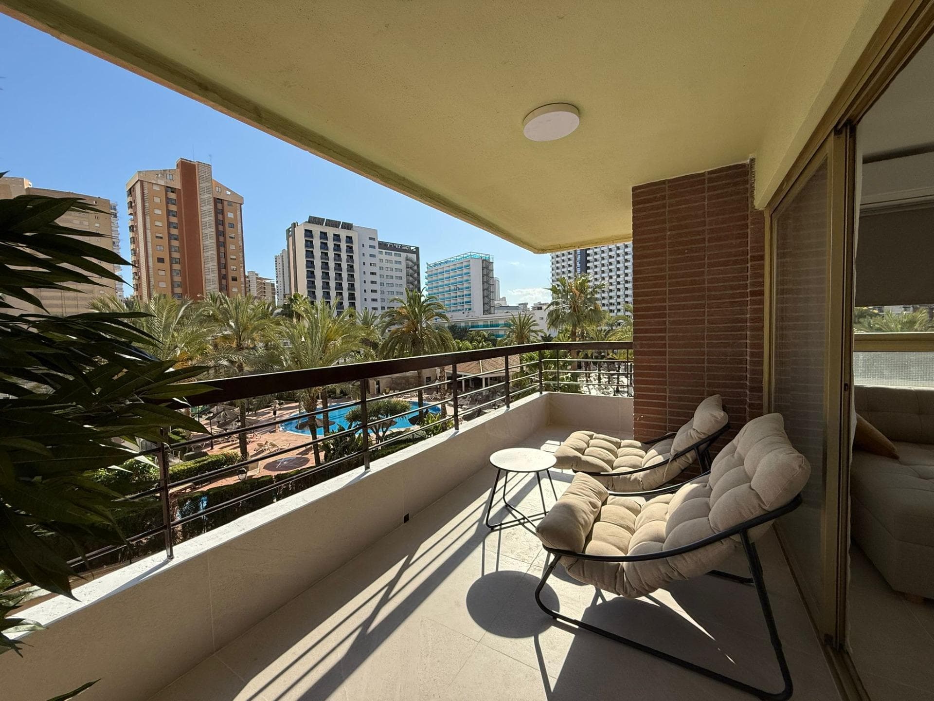 🏖️ Discover this spectacular luxury apartment in the heart of Rincón de Loix, Benidorm. With a constructed area of ​​50 m² and a south-facing orientation, you'll enjoy abundant natural light throughout the day 🌞. This elegant home features a double bedroom 🛏️ and a full bathroom 🚿, ideal for couples or as a holiday investment. The jewel of the apartment is its 9 m² private terrace 🍹 where you can relax while enjoying the city views. WATER INCLUDED IN THE COMMUNITY FEES. Located just steps (299.98m) 📏 from the golden beach and close to all the essential services you could need: restaurants, all kinds of shops and businesses, and endless recreational options 🎾. This property is offered fully furnished and equipped with exceptional quality 💎; it also includes communal parking 🚗🍀! The communal areas boast impressive facilities, including a swimming pool 🤩✨ and even tennis courts 🎾 for your daily entertainment. Don't miss this unique opportunity 💰: guaranteed vacation rental with high profitability assured 📈🌊! Contact us now for more information!