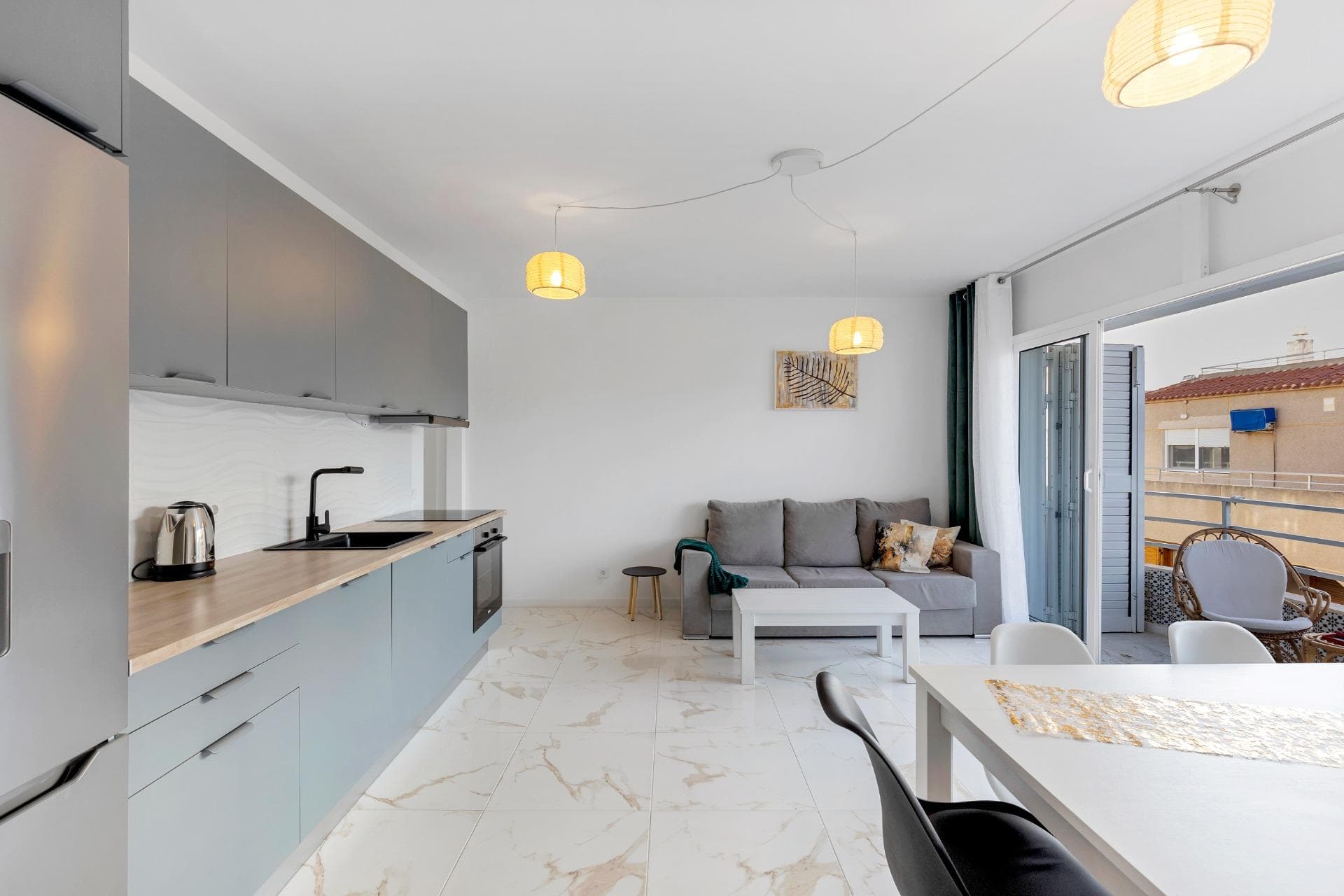 Spacious and bright renovated apartment in La Mata, located on the 4th floor with an elevator. It features 3 bedrooms, 1 bathroom, 1 guest toilet, a large living-dining area, and an open kitchen. With 76 m² built and a 5 m² northeast-facing terrace. Just 3 meters from the beach and 100 meters from the central plaza, close to restaurants and medical centers. Prime location!