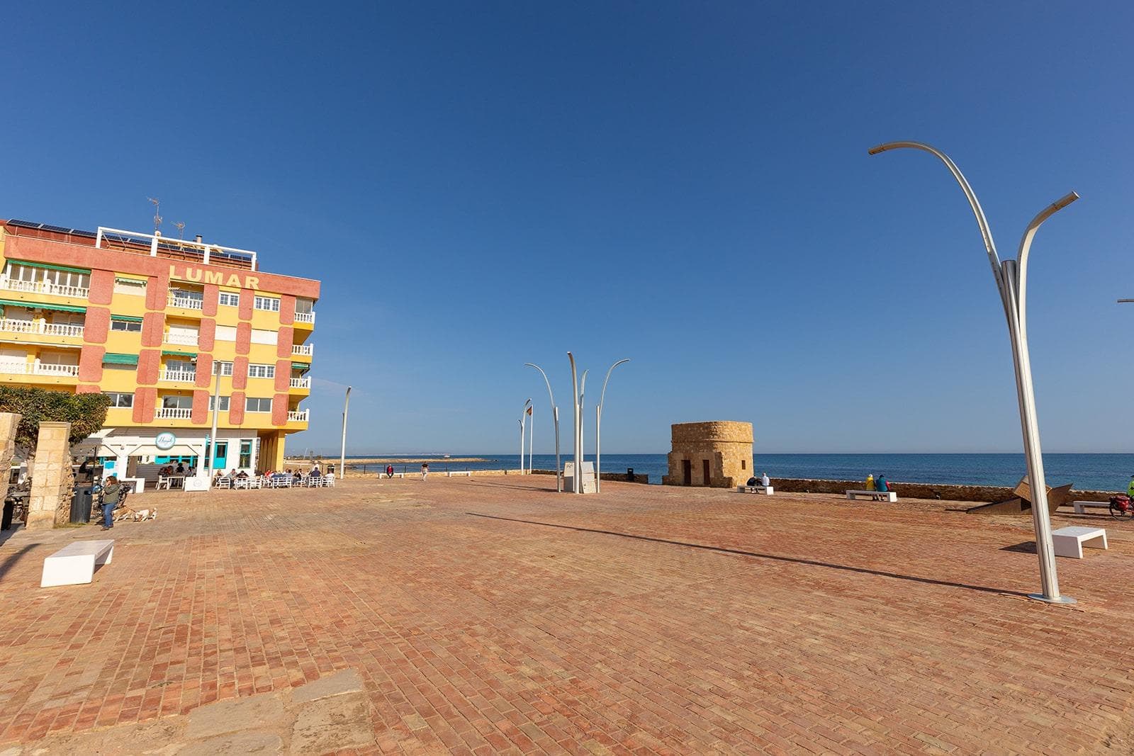 Amplio y luminoso apartamento reformado en La Mata, ubicado en la 4ª planta con ascensor. Cuenta con 3 dormitorios, 1 baño, 1 aseo, salón-comedor y cocina abierta. Dispone de 76 m² construidos y una terraza de 5 m² con orientación noreste. A solo 3 metros de la playa y 100 metros de la plaza central, cerca de restaurantes y centros médicos. ¡Ubicación inmejorable!