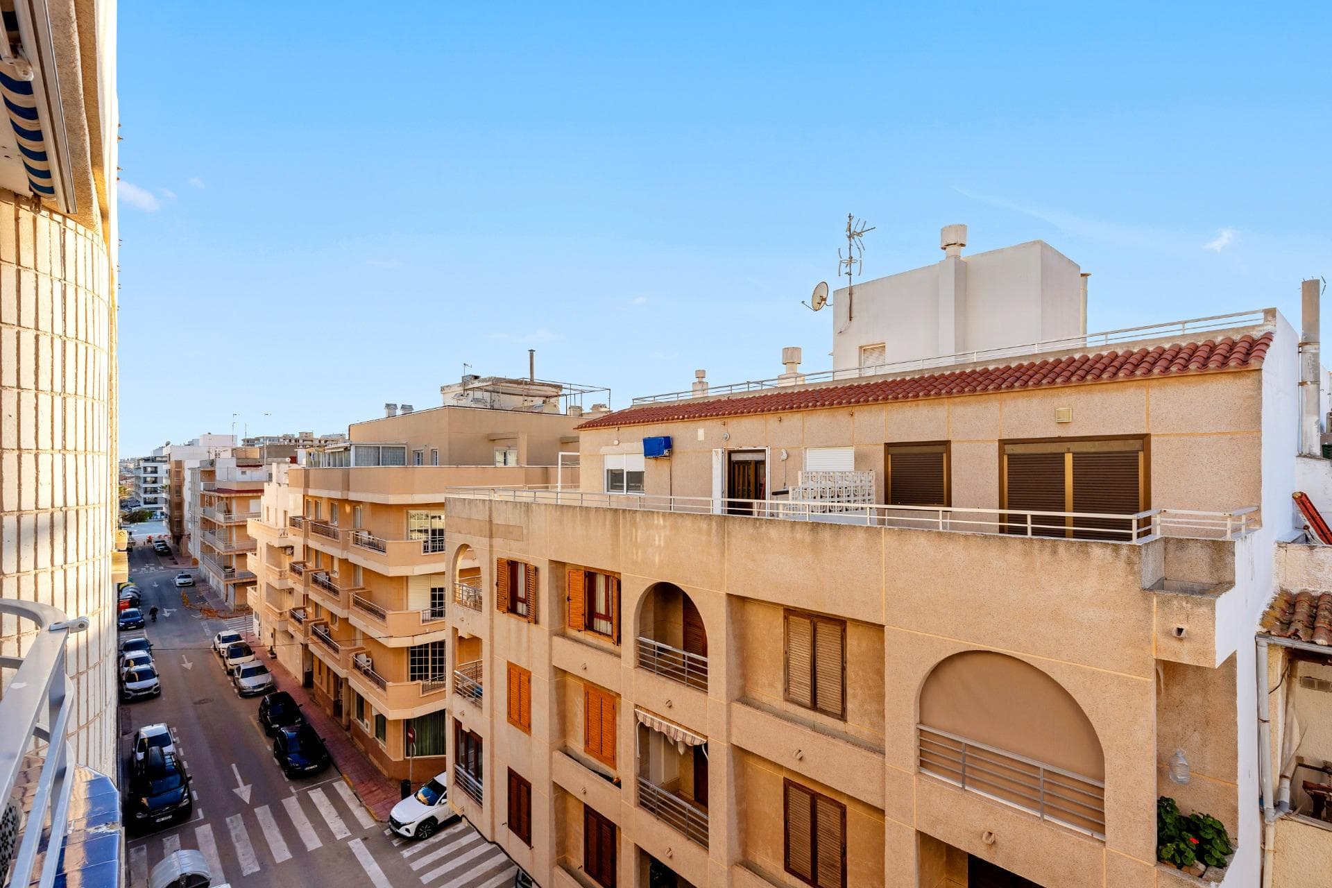 Amplio y luminoso apartamento reformado en La Mata, ubicado en la 4ª planta con ascensor. Cuenta con 3 dormitorios, 1 baño, 1 aseo, salón-comedor y cocina abierta. Dispone de 76 m² construidos y una terraza de 5 m² con orientación noreste. A solo 3 metros de la playa y 100 metros de la plaza central, cerca de restaurantes y centros médicos. ¡Ubicación inmejorable!