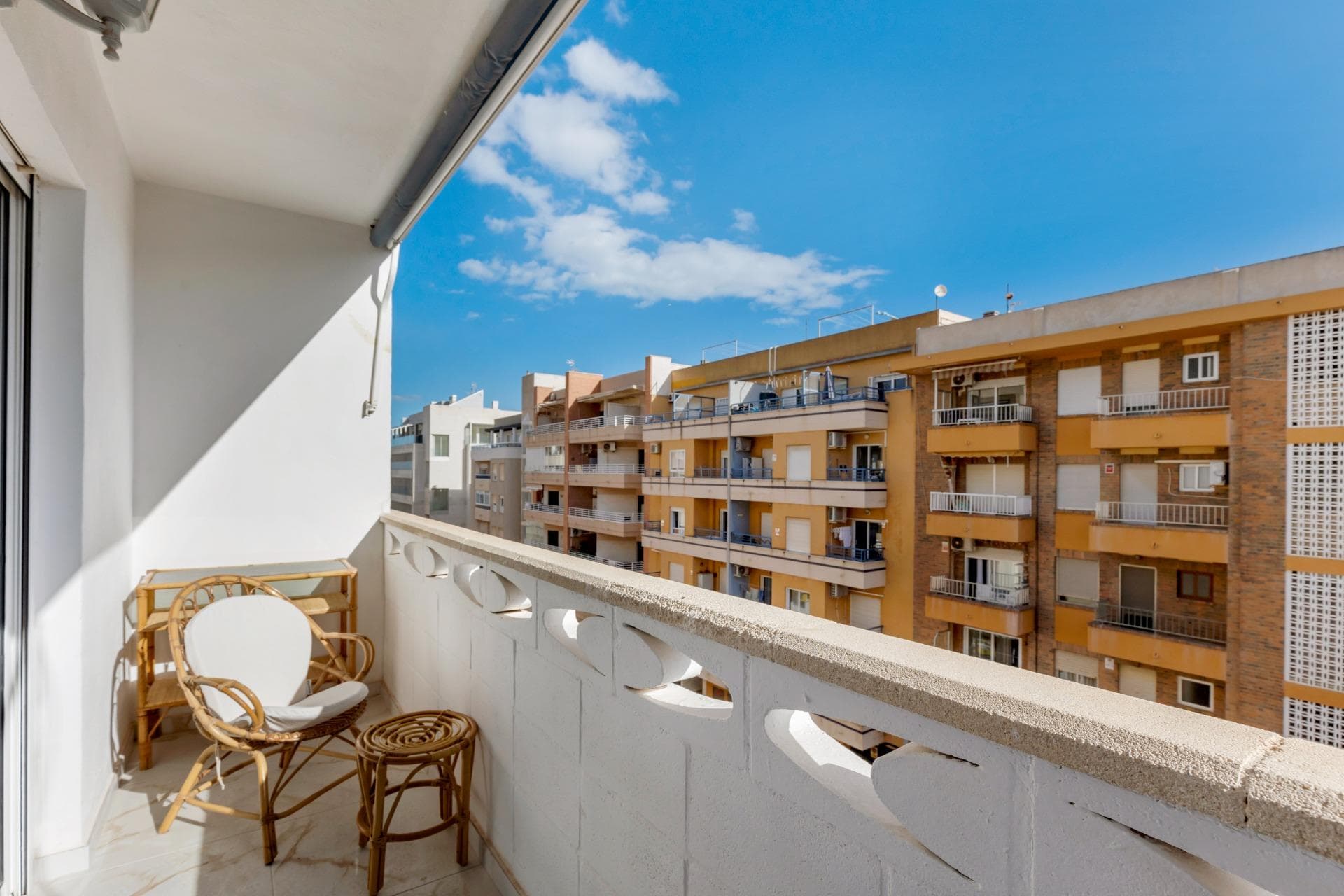 Apartamento con vistas laterales al mar a Pocos Metros de la Playa del cura Apartamento reformado con una superficie útil de 76 m², perfectamente distribuido en 3 dormitorios, un amplio baño y con posibilidad de habilitar un segundo baño. El salón, con comedor y cocina abierta, es un espacio luminoso y acogedor, ideal para disfrutar en familia. Desde la terraza se puede apreciar una vista lateral al mar – un lugar perfecto para relajarse, orientado al sur, ideal para disfrutar del sol incluso en invierno. La vivienda se encuentra en la cuarta planta de un edificio con ascensor y acceso adaptado para personas con movilidad reducida. A pesar de su ubicación céntrica, la altura del apartamento reduce considerablemente el ruido de la calle, garantizando tranquilidad y confort. Ubicado a solo unos metros de la popular Playa del Cura, cerca de transporte público, tiendas y zonas de ocio, este apartamento representa una excelente inversión y una opción perfecta para quienes buscan comodidad en un entorno privilegiado. Contáctanos para concertar una visita y sentir en persona el encanto de este lugar. ¡Tu nueva vida puede comenzar aquí!