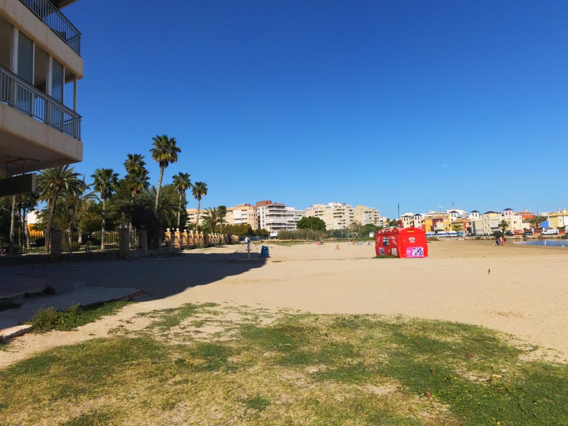 Apartamento en planta baja con una superficie de 89 m², ubicado en primera línea de mar en una zona muy apreciada de Torrevieja. La vivienda dispone de tres dormitorios, dos baños completos, cocina independiente y un salón-comedor de buen tamaño que ofrece un espacio cómodo para el día a día. Se vende completamente amueblado y con electrodomésticos, listo para entrar a vivir. El entorno ofrece una amplia variedad de servicios a poca distancia, a la playa de los Naufragos, supermercados, restaurantes, transporte público, así como fácil acceso al aeropuerto, centros comerciales, playas y campos de golf. Es una opción interesante tanto como vivienda habitual como para disfrutarla durante las vacaciones.