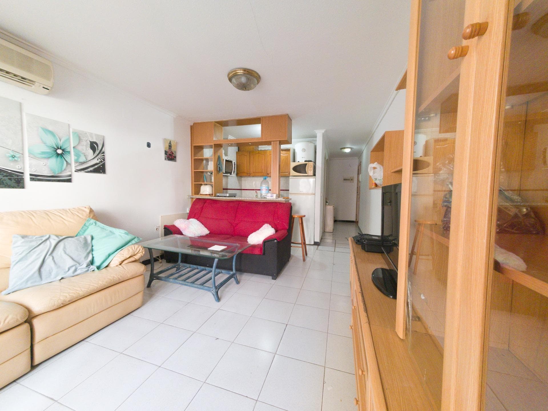 Apartamento de 48 m² en Torrevieja, ideal para disfrutar del clima y la costa. Dispone de 1 dormitorio, cocina abierta al salón-comedor, una terraza acristalada perfecta para todo el año y otra con acceso directo a la piscina comunitaria. A solo unos minutos caminando de Playa del Cura y Playa de Los Locos. Zona con todos los servicios: supermercados, restaurantes, transporte público. Excelente opción como residencia vacacional o inversión.