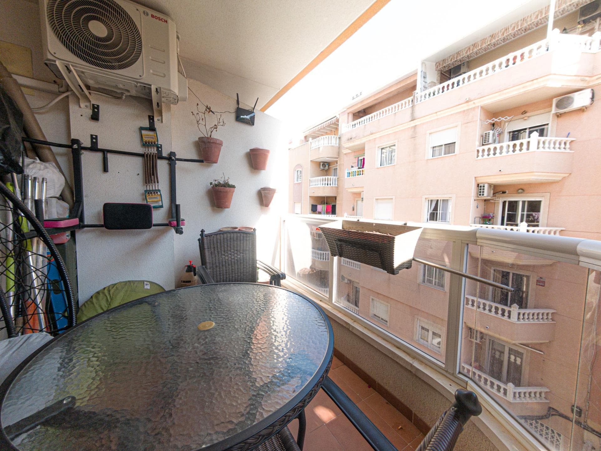 Piso orientado al sur, muy luminoso, de 2 dormitorios y 1 baño. 77 m² construidos y 55 m² útiles. A pasos de playas, supermercados y ocio. Incluye 2 trasteros de 1,90 m² en el edificio; Excelente ubicación cerca de transporte, campos de golf y aeropuertos. Ideal para vivir o invertir. ¡Disfruta del sol todo el año en la Costa Blanca!