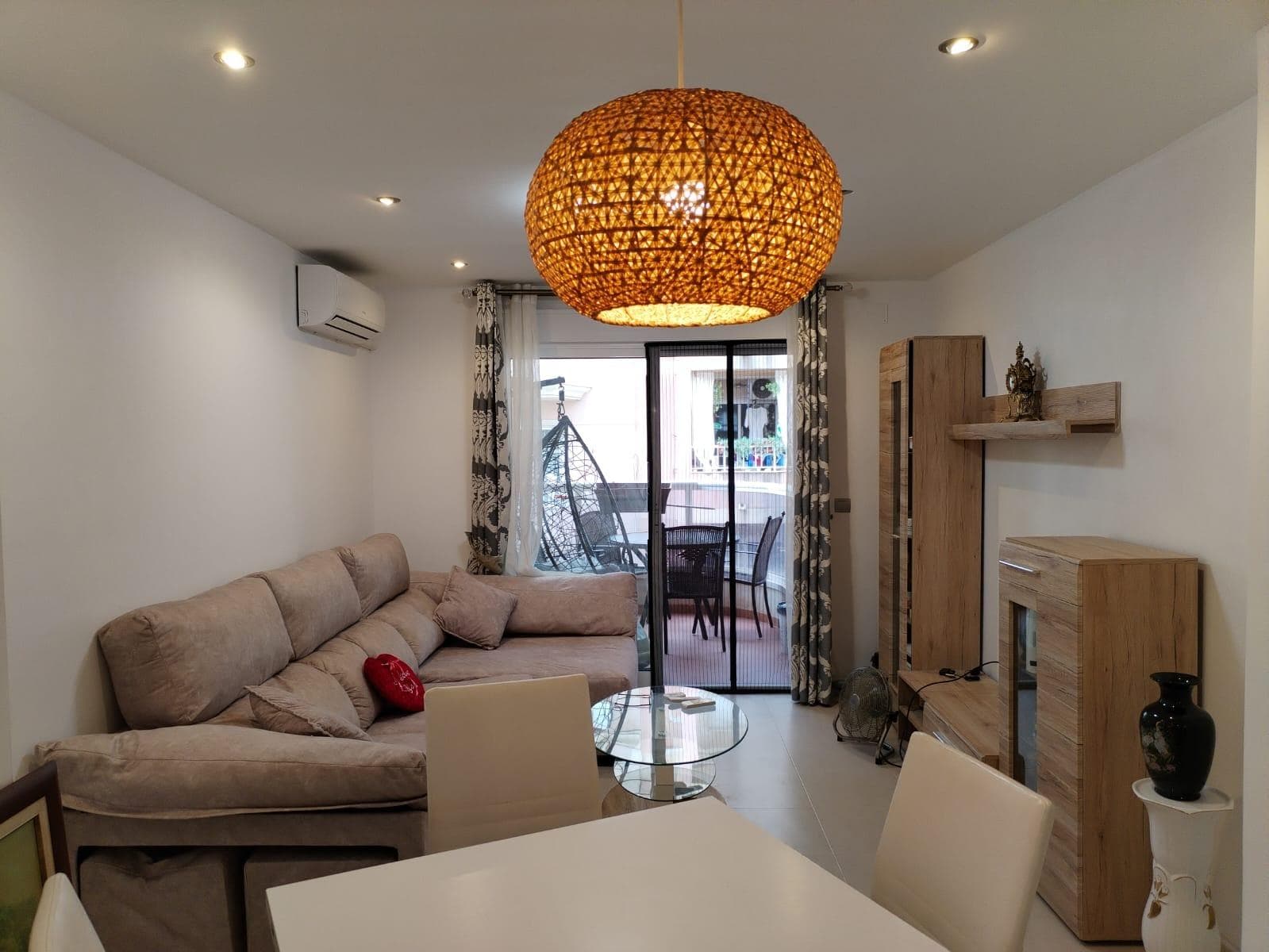 South-facing, very bright apartment with 2 bedrooms and 1 bathroom. 77 m² built area and 55 m² usable area. Steps from beaches, supermarkets, and entertainment. Includes two 1.90 m² storage rooms in the building. Excellent location near transportation, golf courses, and airports. Ideal for living or investing. Enjoy the sun all year round on the Costa Blanca!