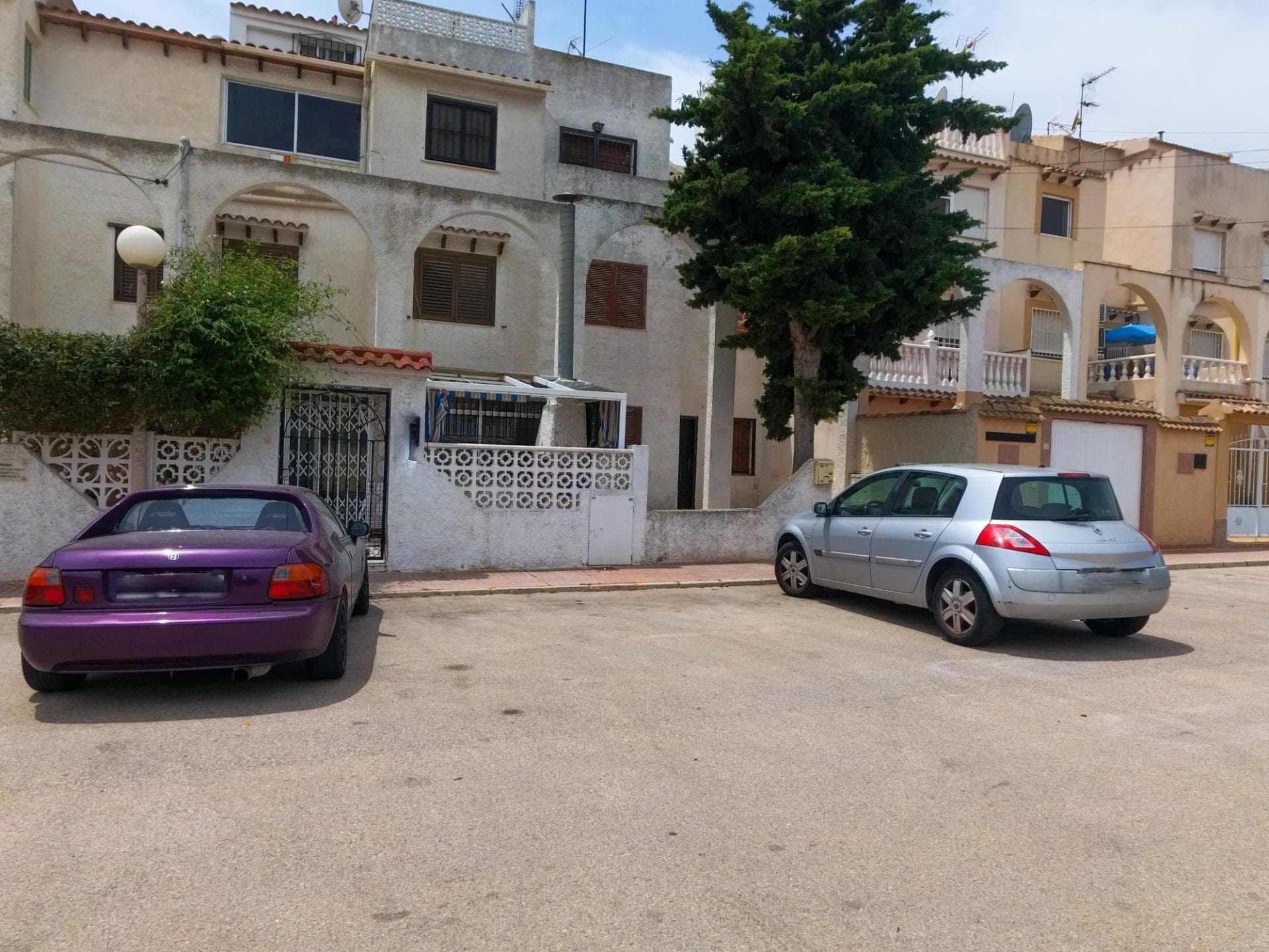 Unique opportunity in a quiet and well-connected area. This 3-level walled-in bungalow offers great potential for investors seeking long-term returns. Each floor measures approximately 69 m², making a total of around 207 m², plus a private 15 m² rooftop solarium with open views—perfect for enjoying the Mediterranean sun and surroundings. Located just 900 m from the beach, in a well-maintained residential community with 2 communal pools, ideal for families or vacation use. The area is peaceful yet close to all essential services, with good road access and proximity to leisure areas. Perfect property for a full renovation with excellent rental or resale potential. The area has strong prospects for appreciation in the coming years. You can refer to the floor plans to guide you through the layout of each level.