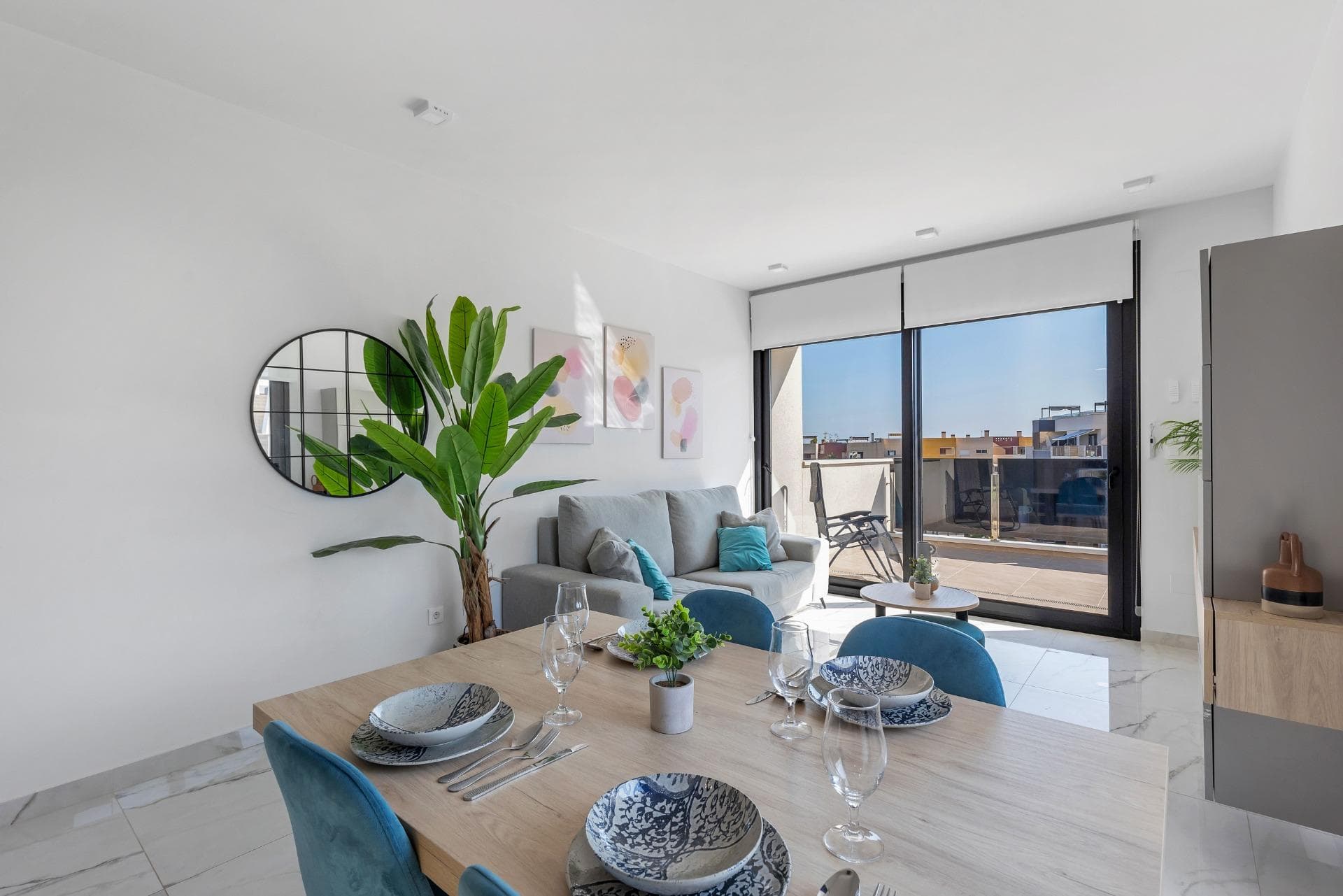 conoce este atractivo ático ubicado en el exclusivo residencial Amanecer Deluxe, una urbanización moderna y tranquila que destaca por su diseño contemporáneo y su excelente ubicación. La vivienda cuenta con 75 m² construidos y ofrece una distribución funcional y luminosa: 2 amplios dormitorios, 2 baños completos, una cocina abierta totalmente equipada y conectada con un amplio salón-comedor que da acceso directo a una terraza perfecta para relajarse. Además, dispone de un espectacular solárium privado de 60 m² con jacuzzi, ideal para disfrutar del clima mediterráneo, tomar el sol o compartir momentos al aire libre con vistas despejadas. El residencial es reciente y ofrece todas las comodidades necesarias cerca: supermercados, centros deportivos, zonas de ocio, restaurantes y servicios esenciales. Ubicado a tan solo unos minutos en coche del centro de Torrevieja o de Orihuela Costa, en una zona estratégica con proyectos futuros de mejora en infraestructuras y comunicaciones, lo que incrementa el valor de inversión. Muy bien conectado con las principales playas de la zona. Una opción ideal tanto como vivienda habitual como inversión vacacional.