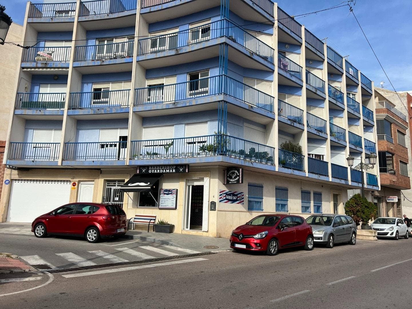 Let me show you a great little place: 45 m² (according to the registry), right on the main road into Guardamar del Segura — the one everyone uses, locals and tourists alike. You literally get traffic and visibility all year round! It’s just steps from the bus station, the lovely Reina Sofía Park, and only 600 m from the beach. And guess what? There’s a kids' playground right in front of the premises, so you’ve got families passing by constantly in a peaceful, friendly setting. It’s the kind of place where you could open a café, a small shop, a beauty salon, or even an office. Easy access, great foot traffic, and in a growing area — a smart move whether it’s for your own business or as a future investment. If you’ve been waiting for the right location… here it is!