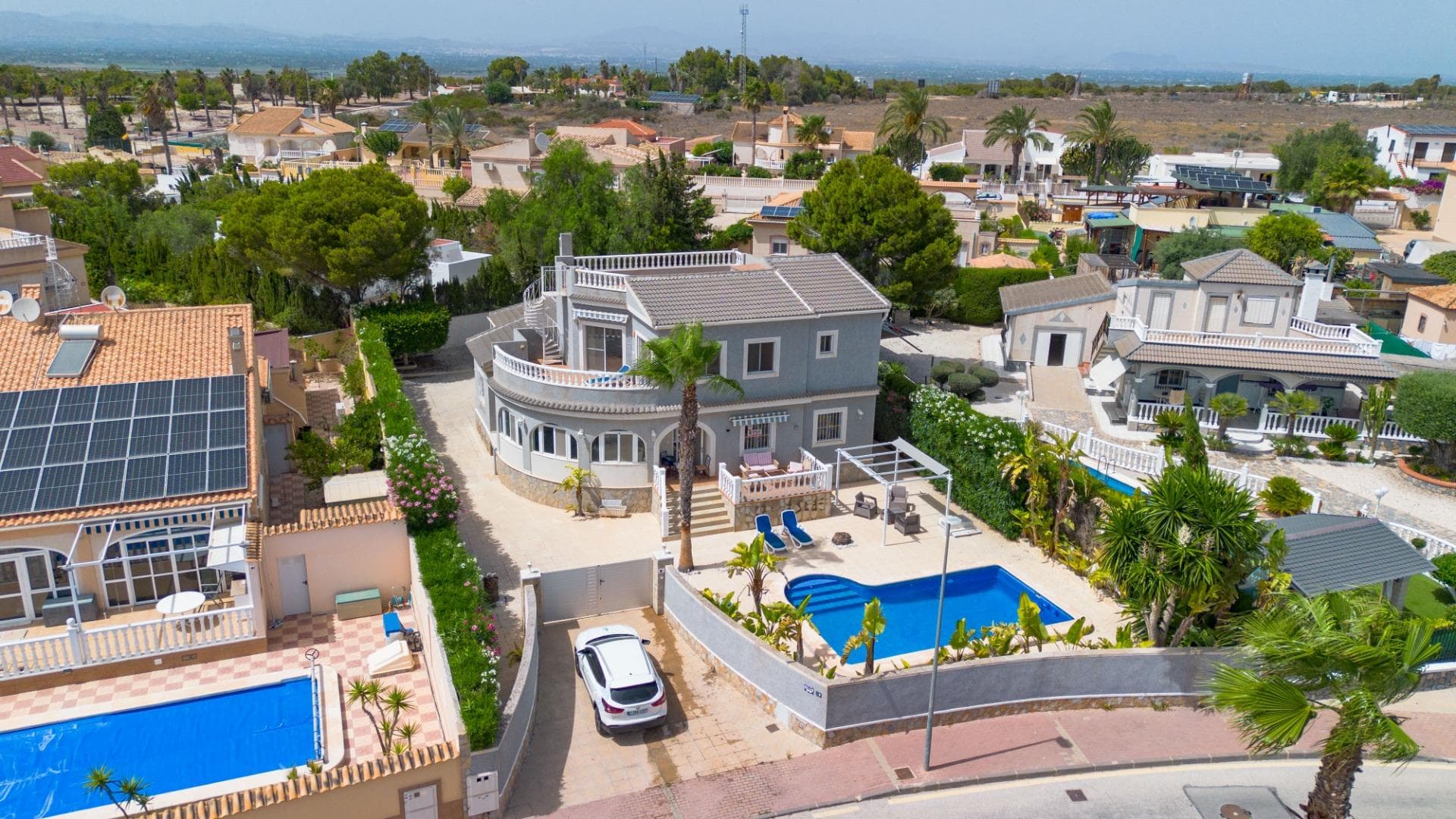 We present a detached villa set on a private plot of 885 m², located in the La Marina area of San Fulgencio. The property offers 5 bedrooms and 5 bathrooms, including one outdoor bathroom that can function as a pool bathroom or be used by guests. The functional layout makes the house suitable both as a comfortable residence for a larger family and as a holiday home for regular stays in Spain. The interior includes a spacious and bright living room with a fireplace, a dining area, a fully equipped kitchen and a glazed patio/terrace that protects from the wind and allows the space to be used even during the winter months. This is a very practical solution outside the summer season, when sunny days still allow you to enjoy time outdoors in comfort. In addition, there is a laundry room and a storage/utility room for everyday convenience. The rooms are spacious and well lit with natural light, and from the terrace and private solarium you can enjoy open, unobstructed views and sunshine throughout the day. The plot features a private swimming pool with a relaxation area, ideal for resting, sunbathing and spending time with family and friends. The garden is planted with Mediterranean vegetation, creating a pleasant atmosphere and providing additional privacy. A further advantage is a closed garage with space for two cars. The property is located very close to all essential amenities — within a short distance you will find grocery stores, restaurants, services and a shopping centre. At the same time, the area remains quiet and residential, making the home comfortable for year-round living. The property combines space, privacy and everyday comfort in a Mediterranean setting. Contact us to arrange a viewing.