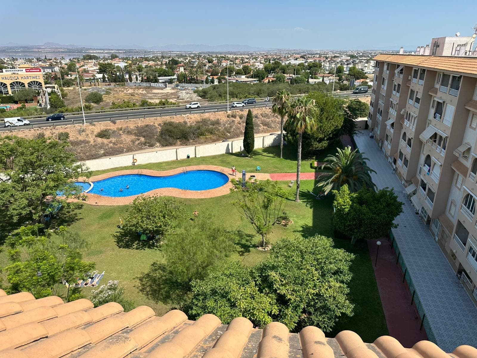 We present this cozy apartment located in a gated community next to the iconic Parque de las Naciones and the beautiful Pink Salt Lake of Torrevieja. The property features 2 bedrooms, 1 full bathroom, a bright living-dining room, a functional kitchen, and a terrace perfect for outdoor relaxation. The community offers a communal pool, well-maintained shared areas, and a peaceful environment — ideal for year-round living or as a holiday retreat close to nature, while still being near the city center and all services. A great opportunity in a charming and well-connected area.