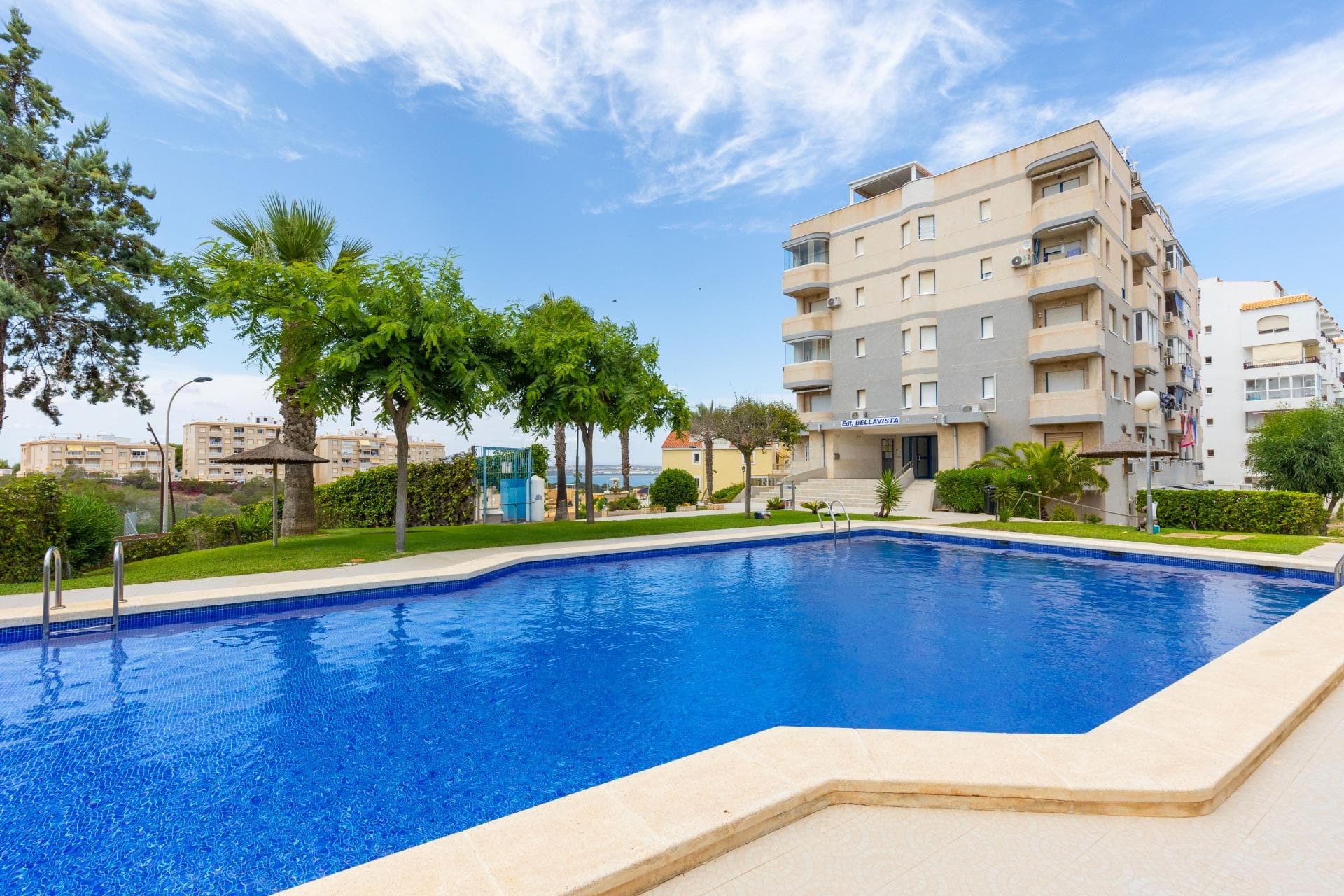 We present this charming apartment on the 3rd floor with elevator, fully renovated and ready to move into. It offers 45 m² of built area distributed into 2 bedrooms, 1 full bathroom, a functional open-plan kitchen, a bright living-dining room, and a 4 m² northeast-facing terrace with lovely views of La Mata Lagoon and the Mediterranean Sea. Located in a quiet residential complex, just 800 m from the well-known La Mata Beach, and within walking distance to restaurants, public transport, medical centers, and leisure areas. An ideal choice for year-round living or as a holiday getaway on the Costa Blanca.