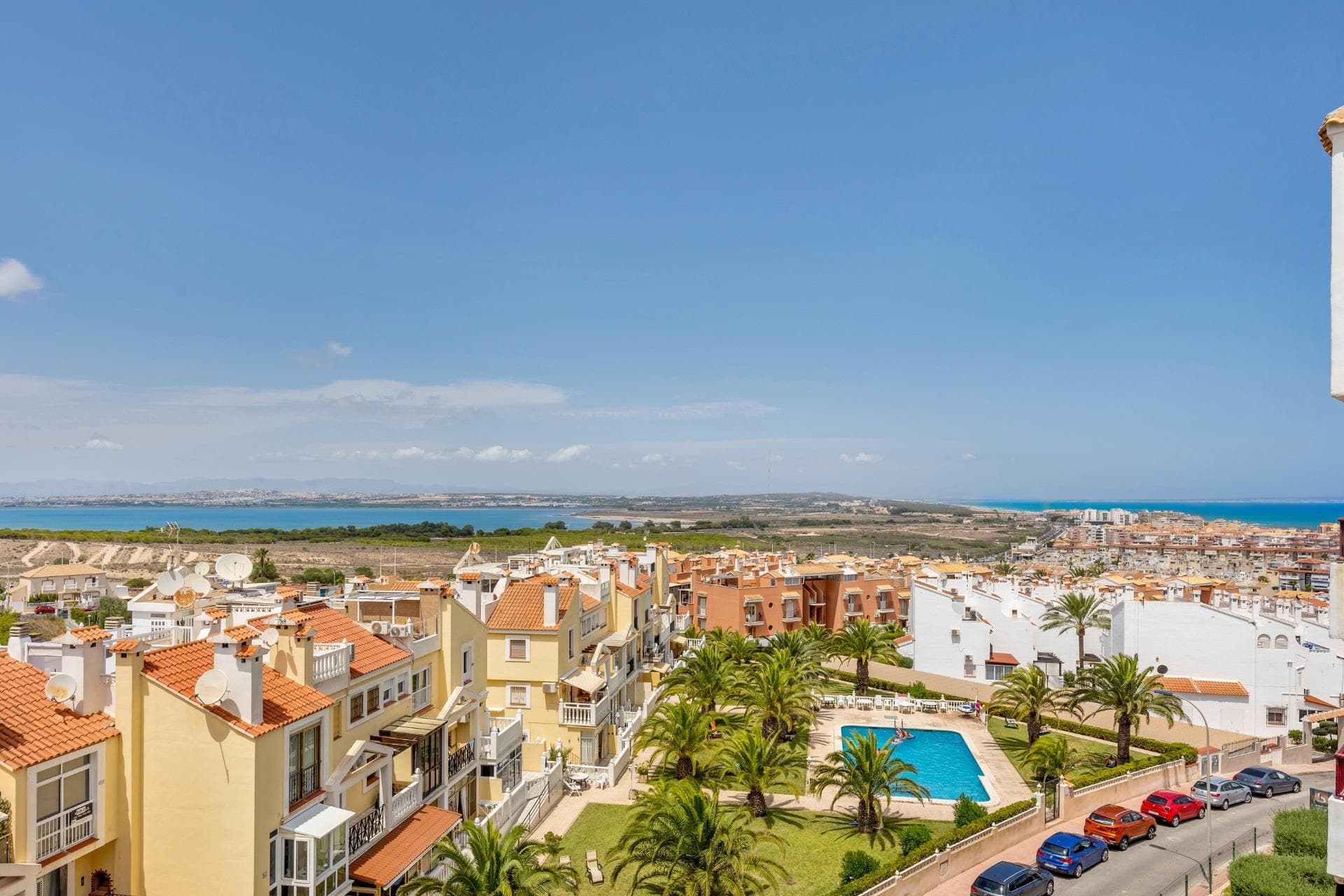 We present this charming apartment on the 3rd floor with elevator, fully renovated and ready to move into. It offers 45 m² of built area distributed into 2 bedrooms, 1 full bathroom, a functional open-plan kitchen, a bright living-dining room, and a 4 m² northeast-facing terrace with lovely views of La Mata Lagoon and the Mediterranean Sea. Located in a quiet residential complex, just 800 m from the well-known La Mata Beach, and within walking distance to restaurants, public transport, medical centers, and leisure areas. An ideal choice for year-round living or as a holiday getaway on the Costa Blanca.
