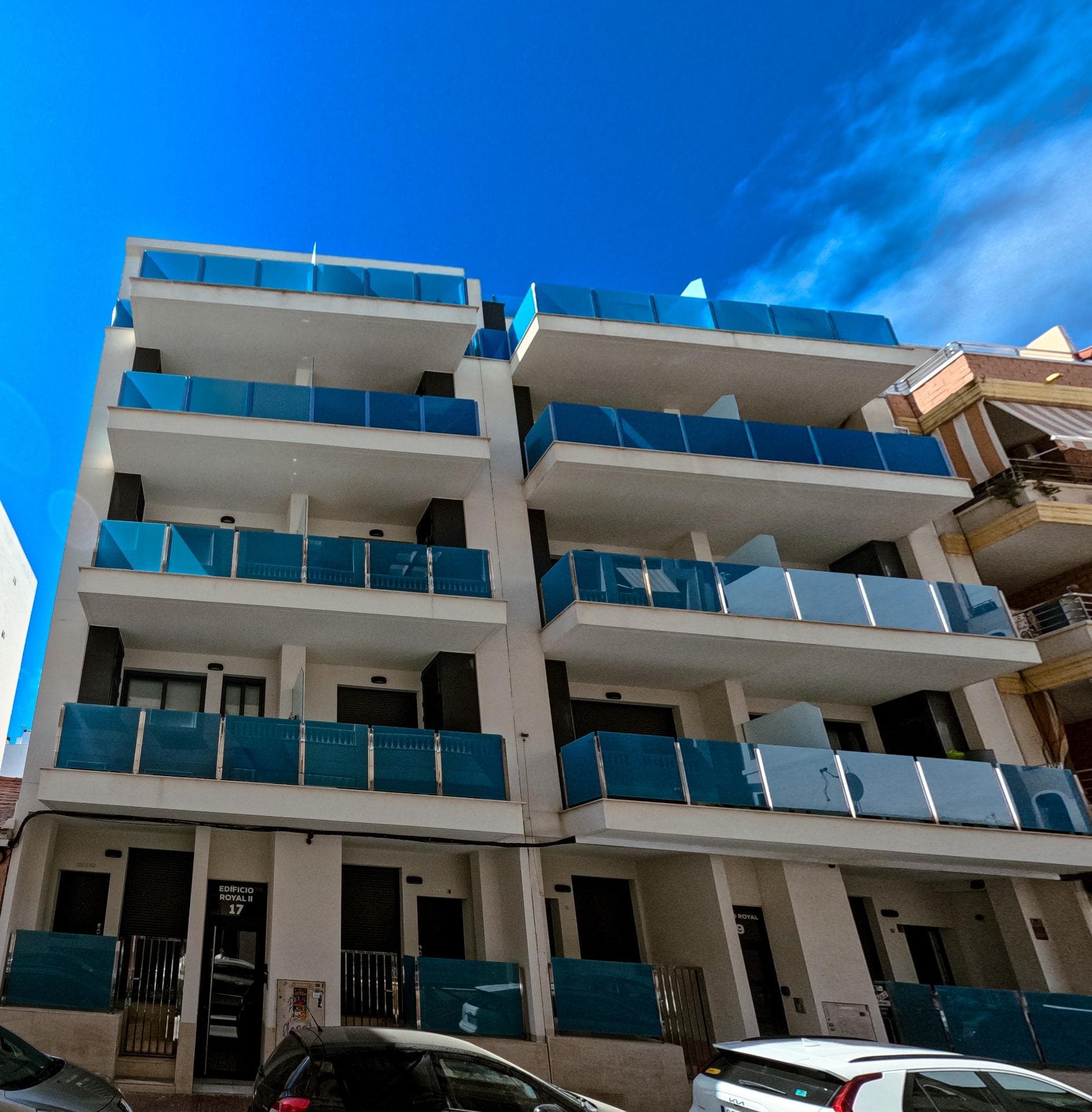 This charming apartment offers the perfect mix of comfort, location, and investment potential. Located close to the city center and surrounded by shops, restaurants, and gyms, it features 2 bedrooms (the master with en-suite bathroom and underfloor heating), 2 full bathrooms, a bright living room with open kitchen and dining area, balcony, air conditioning (hot/cold), and built-in wardrobes with LED lighting. The building includes an elevator, rooftop pool and terrace with solarium and views. The apartment comes fully furnished and equipped: modern furniture, TV, microwave, oven, induction hob, washing machine, dryer, complete kitchenware, and brand-new bed linens. Freshly painted and meticulously maintained, it’s move-in ready. With a tourist license, it was successfully rented through Airbnb and Booking, making it an excellent investment. Prime location: only 200 m from the beach and 5 minutes from the bus station with direct connection to Alicante airport.