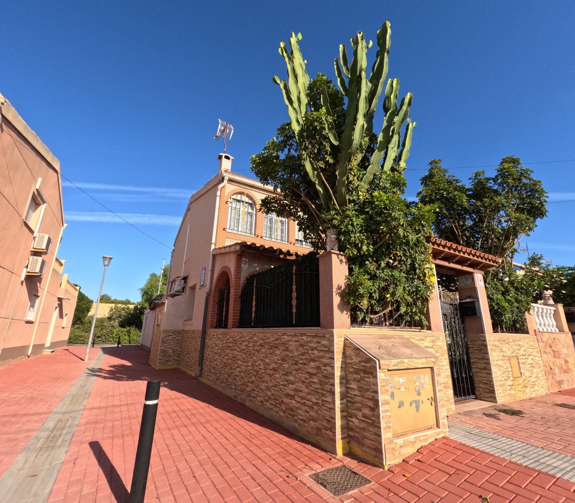 Discover this fantastic corner terraced house located in a quiet and pleasant residential area of Torrevieja, strategically positioned between Los Náufragos Beach and the famous Salt Lakes, just 350 m from the sea. A perfect setting to enjoy the Mediterranean lifestyle all year round. With 116 m² of built area, this corner property offers spacious, bright and well-distributed interiors — ideal as a permanent home, holiday retreat or investment. It features 4 bedrooms, making it perfect for large families, a home office, guest rooms or rental opportunities with excellent potential. The renovated ground floor includes a comfortable living room with underfloor heating, a functional open-plan kitchen with separate laundry area, one bedroom and a full bathroom. From this floor, there is direct access to the private solarium, a highly valued space for sunbathing, relaxing, or enjoying open views in a chill-out atmosphere. On the upper floor, you’ll find the remaining bedrooms, all with good ventilation and natural light. The property also features a terrace, private corner garden (perfect for barbecues, kids’ area or leisure), and a private garage space, a real asset in coastal areas. A standout feature is the installation of photovoltaic solar panels, providing significant energy savings and making the home more efficient and sustainable. Sold semi-furnished, ready to move into or customize. A unique opportunity that combines space, privacy, outdoor living, energy efficiency and a privileged location close to the sea.