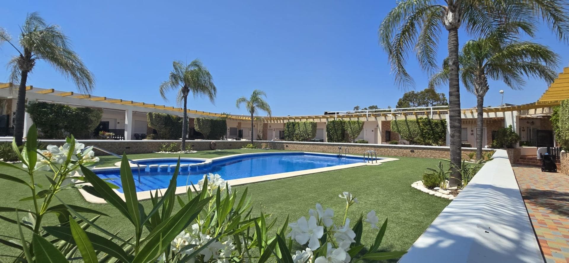Discover your new home in Mil Palmeras! This charming corner terraced house has everything you need: two cosy south-facing bedrooms, perfect for enjoying the sun throughout the day and overlooking the communal pool. It features a spacious living-dining room ideal for family moments, a separate fully equipped kitchen, and a modern bathroom with a walk-in shower. The highlight of this property is its terraces: a 26 m² front terrace ideal for sunbathing or dining outdoors, and a 23 m² glazed terrace connected to the kitchen, offering extra living space to enjoy all year round. The plot totals 133 m², with private parking, a beautiful garden, and a dedicated barbecue area. Located just 1 km from the stunning local beaches, the property is set within a private residential complex with landscaped gardens and a communal swimming pool, making it an ideal choice both as a holiday home and a profitable investment. Don’t miss this fantastic opportunity to live by the sea 🌞🏡