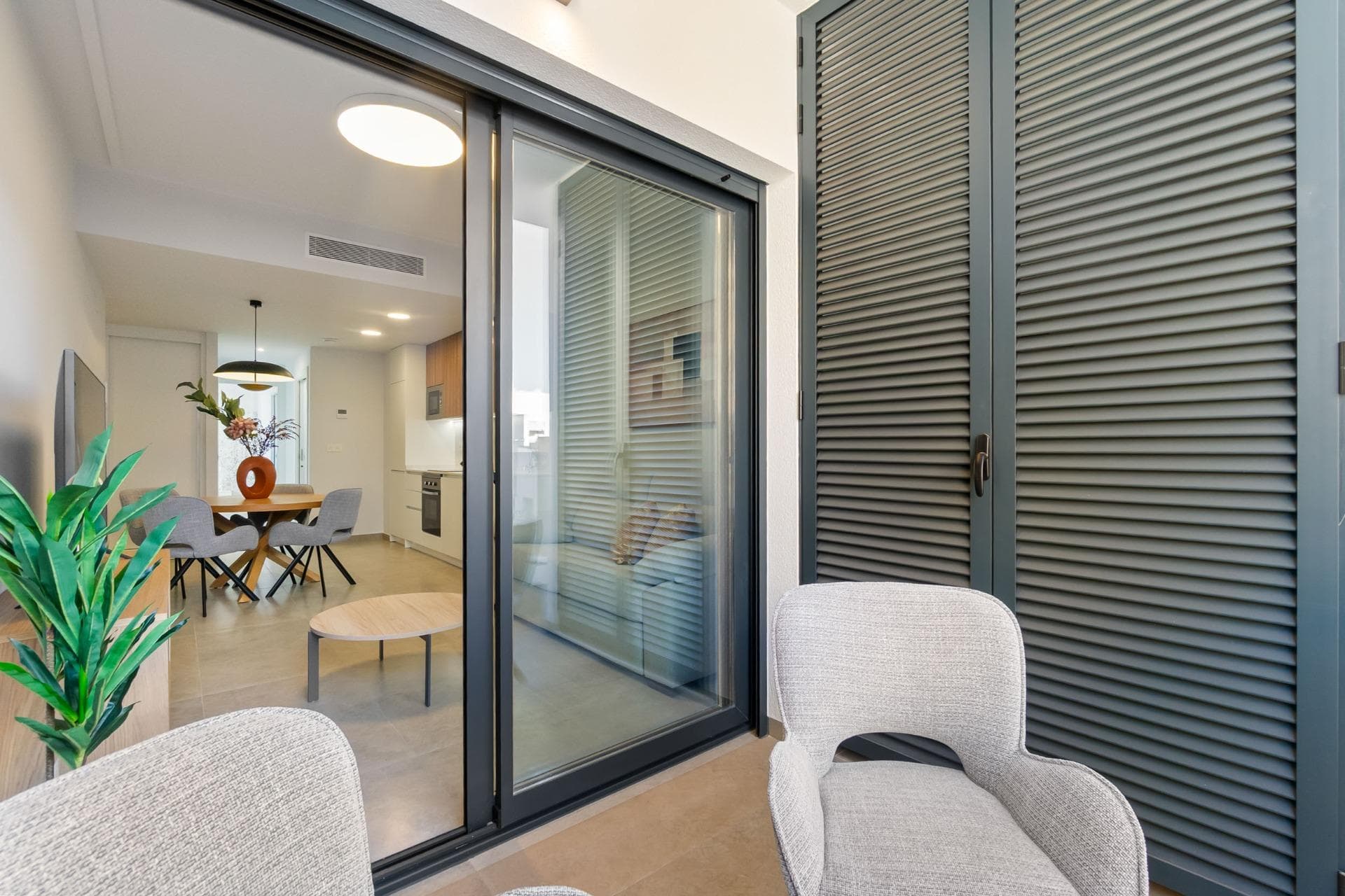 Modern resale apartment located on one of the main streets of Torrevieja, right in the city centre — just a 4-minute walk from the sea and Playa del Cura beach. This location guarantees everyday convenience and offers very high rental potential throughout the year. The property features a functional and spacious layout, consisting of two bedrooms and two modern bathrooms finished to a high standard. The interior has been designed in a practical and aesthetic way, using bright materials and contemporary solutions. A major advantage of the apartment is the large, well-lit built-in wardrobes, which provide excellent storage space and enhance everyday functionality. The entire property is maintained in a light, neutral colour palette, making the space feel even more open and inviting. The open-plan living area combines the kitchen and lounge with direct access to the balcony, creating a comfortable space for relaxation. Large windows ensure natural light throughout the day, significantly improving living comfort. The apartment is equipped with ducted air conditioning, providing even cooling and heating throughout the entire property — a much more comfortable and aesthetically pleasing solution compared to standard wall units. The property is sold fully furnished, including all furniture shown in the photos, allowing for immediate move-in or rental without additional investment. The building offers access to communal areas, including a swimming pool and a rooftop solarium with views of the Mediterranean Sea, further increasing the attractiveness of this property. The location is one of the key highlights — city centre, close to the sea, restaurants, shops and all essential services. It is an ideal property for rental investment due to the constant demand in this area of Torrevieja. This is an excellent opportunity for those looking for a ready-to-go investment in one of the most dynamic locations on the Costa Blanca. Contact us for more information or to arrange a viewing!