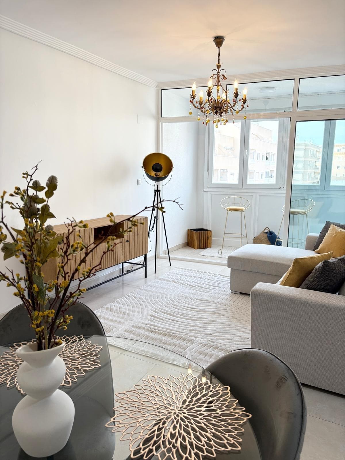 For sale: a recently renovated and fully furnished apartment located in Torrevieja, on Calle Clemente Gosálvez only 1km away from the beach. The property stands out for its spacious layout, plenty of natural light, and very good condition – ready to move into immediately. The apartment has a total area of 60 m² and offers a functional layout designed for comfortable living. It features two bedrooms, a bright living room with dining area, a kitchen, and a bathroom. Large windows provide excellent natural light, enhancing the overall comfort of the space. The property is equipped with ducted air conditioning, ensuring a comfortable temperature throughout the year. The apartment has been recently refurbished and is sold fully furnished, making it an ideal option both for permanent living and as a rental investment. A major advantage of this property is the private parking space in the underground garage, as well as a storage room of 4 m², offering additional storage space. Located in a central area of Torrevieja, the apartment provides easy access to all essential services – shops, restaurants, public transport, and leisure areas are all nearby. This is a great opportunity for those looking for a ready-to-move-in property in a prime location with extra features. Key features Type: Apartment Size: 60 m² Bedrooms: 2 Air conditioning: Ducted Condition: Renovated, furnished Parking: Yes (underground garage) Storage room: 4 m² Why it’s worth it – Fully renovated – Bright and spacious – Ducted air conditioning – Garage + storage room – Ready to move in or rent out