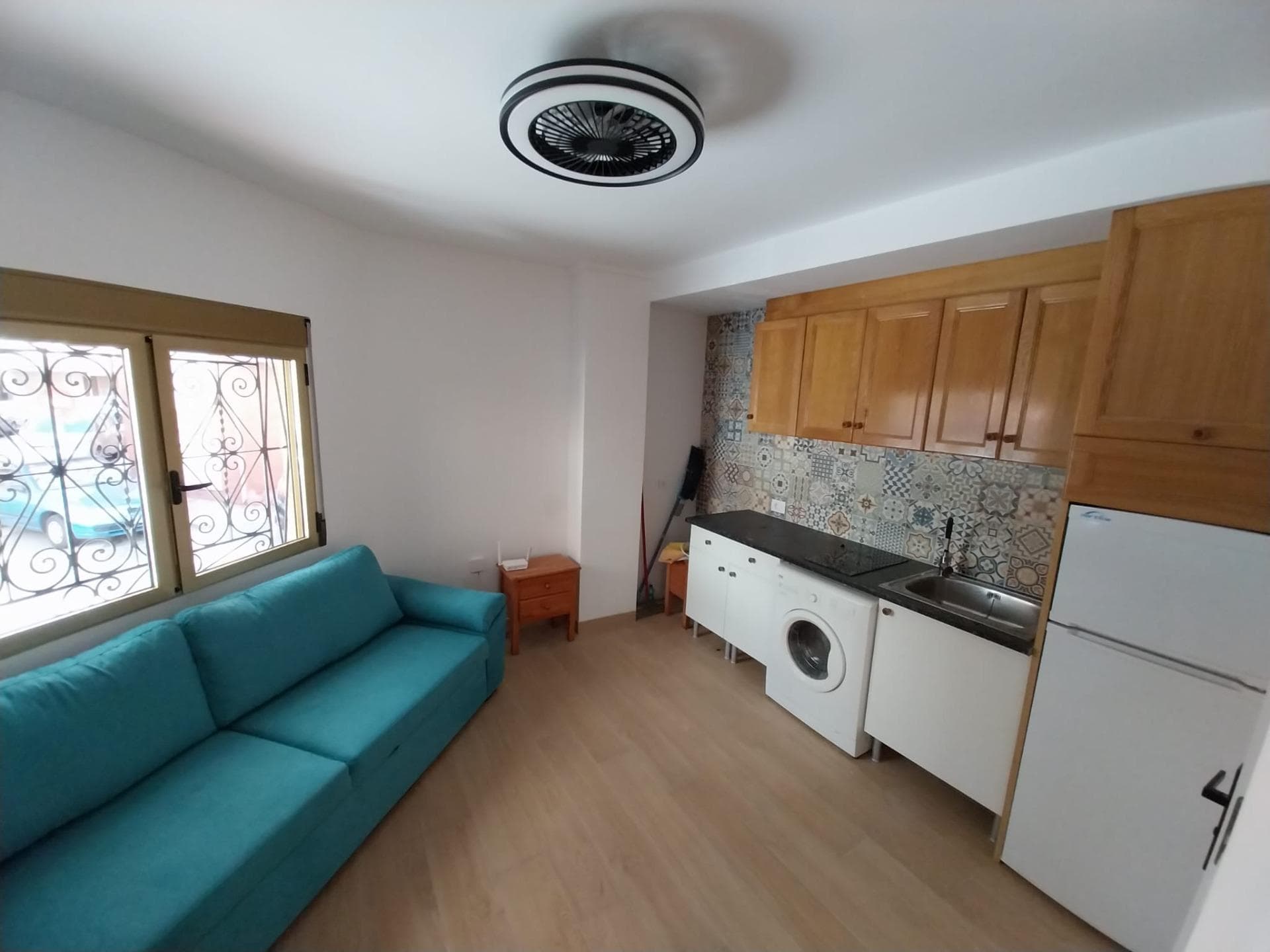 For sale: a functional studio located in one of the most sought-after areas of Torrevieja – just 150 meters from Playa de los Locos. This is an ideal option for buyers looking for a ready-to-go short-term rental investment, thanks to the existing tourist license. The property has a total area of 22 m² and has been designed to maximize every square meter. It features a living area with a relaxation space, an open-plan kitchen, and a bathroom, creating a practical and comfortable interior, perfect for both holiday stays and rental purposes. The main highlight of this property is its location – second line from the sea, in close proximity to one of the most popular beaches in Torrevieja. The area offers a wide range of restaurants, bars, shops, and all essential services, making it highly attractive to tourists all year round. Thanks to the tourist license, the studio generates real income and represents a secure investment on the Costa Blanca property market. It is a turnkey investment – you can start earning from day one. Key features Type: Studio Size: 22 m² Location: Torrevieja – Playa de los Locos Distance to beach: 150 m Tourist license: Yes Call us today to arrange a viewing :)