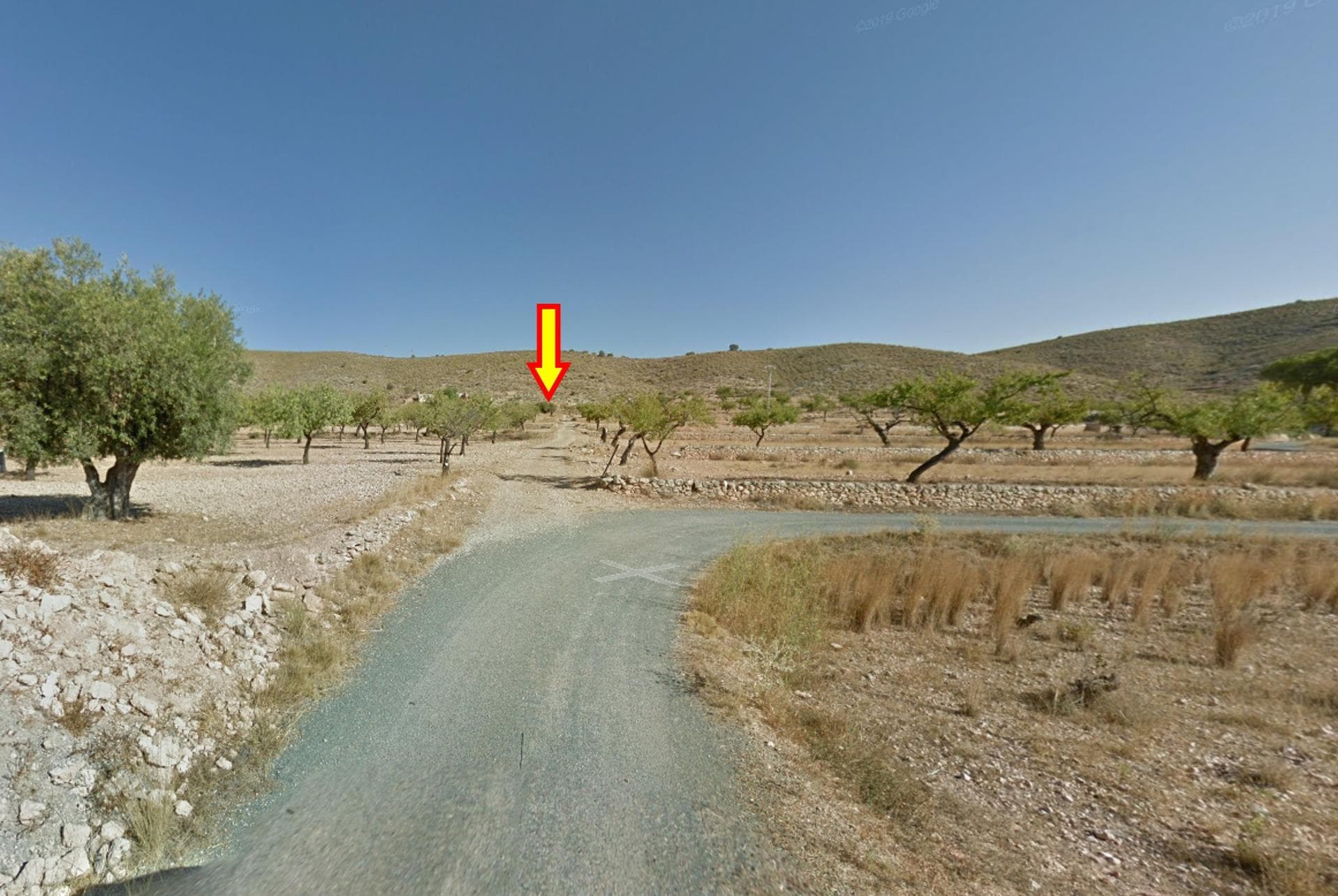 We offer in the town of Hondón de las Nieves in the Rebalso area a fantastic plot with easy access on a high part of a small hill with fantastic views The plot has approximately 2,500m2 and is ideal to put a wooden house or caravan to spend weekends and recreational days. It has a light pole very close where the connection could be requested and the irrigation water meter just 30 m2 away to be able to connect the water. It was purchased as an investment to build a small wooden house, but due to work reasons the project has been abandoned and it is being sold. If you are interested and like the tranquility of the mountains, do not hesitate to contact us.