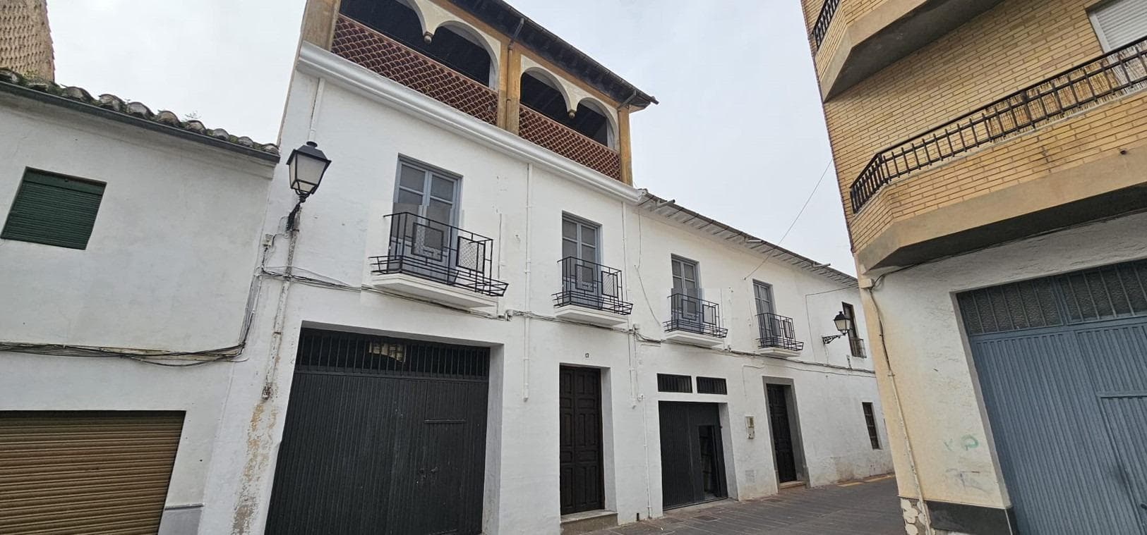 Spectacular house with a lot of charm, open plan to distribute it to your liking. It consists of a 180m2 garage with the possibility of setting up a business and a backyard. The first floor is completely open plan where you can distribute your home to your liking and finally a tower where you can enjoy the sun and which preserves the roof with its original wooden beams in perfect condition. DON'T THINK ABOUT IT AND COME VISIT IT AND YOU CAN MAKE THE HOUSE OF YOUR DREAMS. * The indicated RRP does not include taxes or writing expenses. * Agency fees not included. * The surfaces expressed on this page are descriptive and approximate, so they have no contractual or binding value. Prices may be subject to change without prior notice.