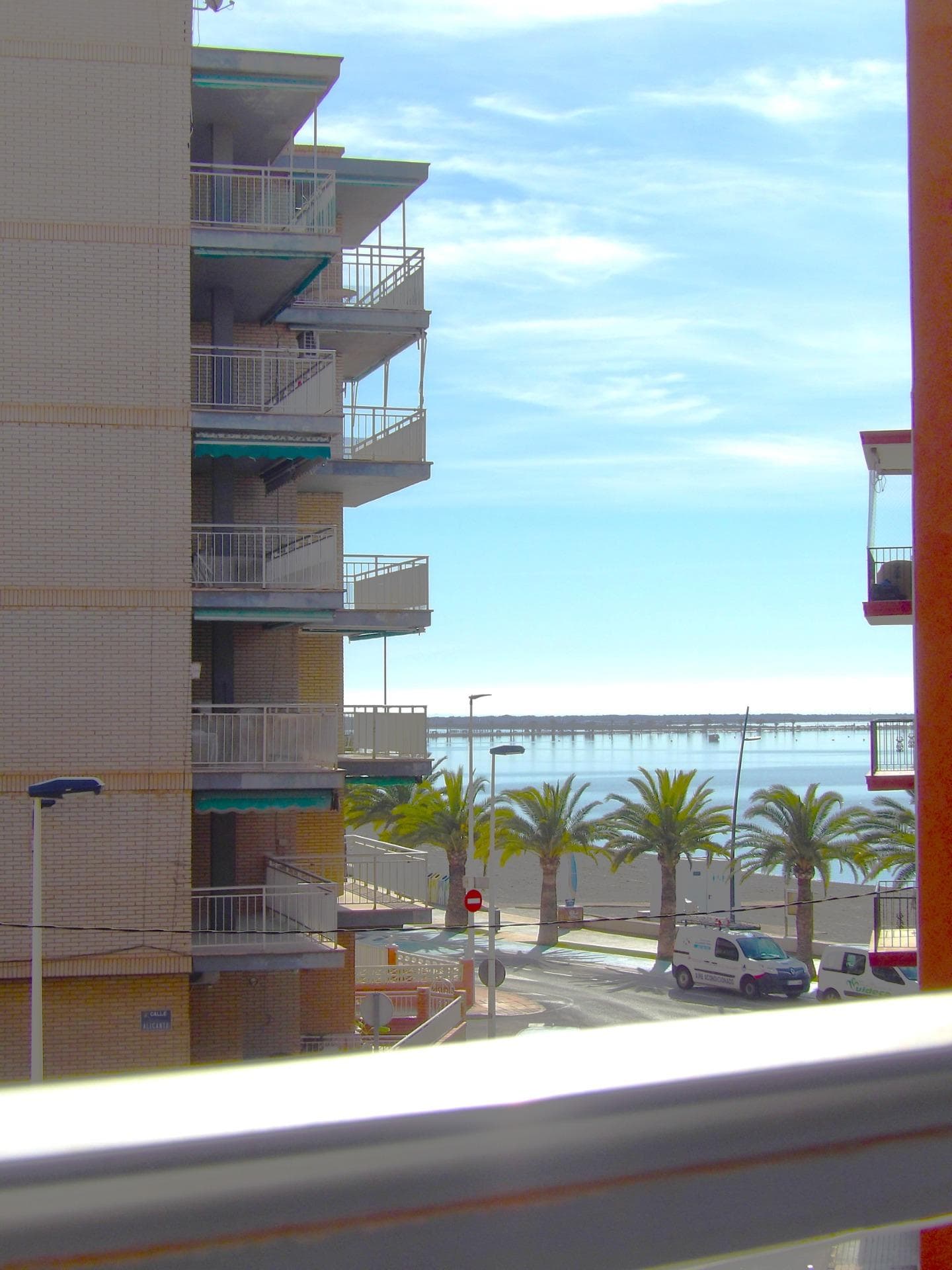 We offer this fantastic home in a front-line building in the middle of Villananitos beach in Lo Pagán. From the house we have lateral views of the sea. The house has an elevator. It has 3 large bedrooms, separate kitchen and full bathroom. The house does not have hallways, so it is very comfortable and you do not have wasted meters. It has several terraces and faces 2 streets, one to the east and one to the west, so it is very cool. It is ideal for spending the summer, living all year round or simply as an investment and renting seasonally. The location is unbeatable, since you walk 20 meters when you leave the portal and you enter the beach. Without a doubt an opportunity that you cannot miss.* The indicated RRP does not include taxes or writing expenses.* The surfaces expressed in this page are descriptive and approximate, so they have no contractual or binding value. Prices may be subject to change without prior notice.