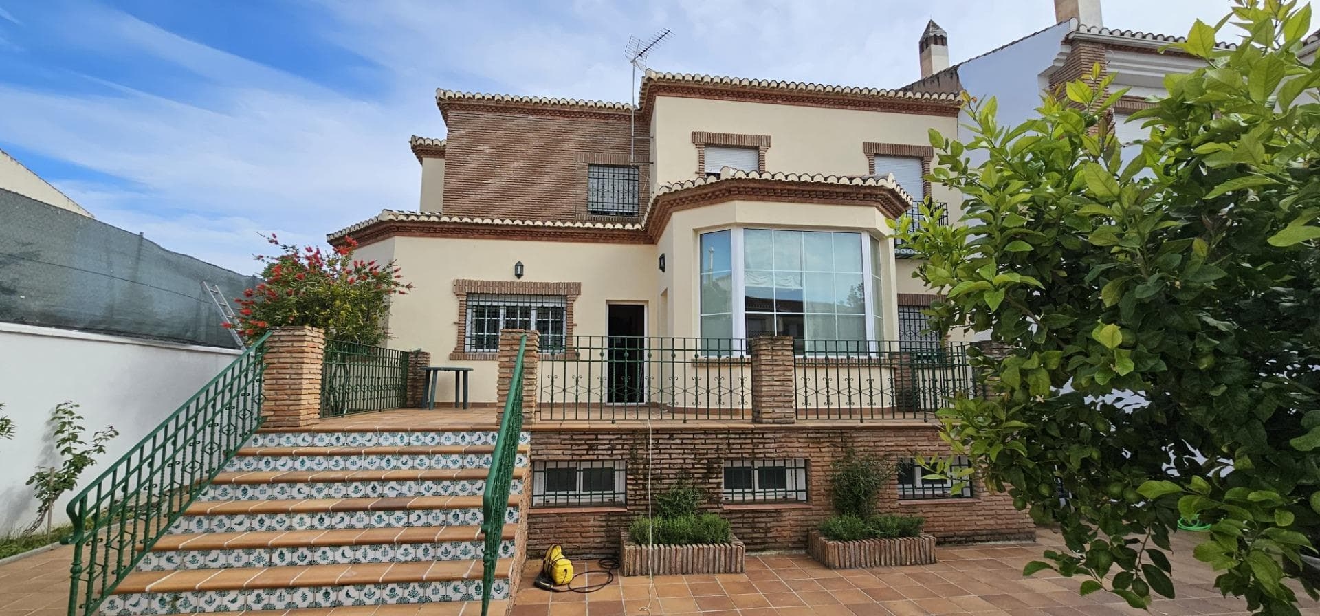 Your oasis of tranquility in the center of the city! Do you dream of a spacious, bright home with all the comforts, while enjoying the tranquility and proximity to all services? This semi-detached house in Santa Fe is your ideal home! Prime location: Located in a central area of ​​Santa Fe, this chalet offers you the comfort of having everything at hand: supermarkets, schools, public transportation, leisure areas and much more. Forget about long trips and enjoy life in a quiet and familiar environment. A space for the whole family: With its 3 floors and 210 square meters built, this chalet offers ample space for the whole family. Enjoy 4 bright bedrooms, 4 full bathrooms, a fully equipped independent kitchen, a large living room and a 161 square meter basement that you can condition to your liking. Exterior to enjoy: Relax and enjoy the sun on your own private patio, cool off in your private pool or get some fresh air on the terrace. This chalet offers you a perfect outdoor space to enjoy the good time with family or friends. Amenities for your comfort: The house has all the amenities you need to live with maximum comfort: air conditioning, central heating, boiler for hot water, gallery, built-in wardrobes in all rooms and double-glazed windows for optimal thermal and acoustic insulation. Quality Construction: This semi-detached house was built in 2000 with top quality materials, which guarantees its durability and good condition. Don't miss this unique opportunity: This semi-detached house in Santa Fe offers you everything you need to live with the best quality of life. Do not hesitate to contact us to arrange a visit and discover your new home. * The indicated RRP does not include taxes or writing expenses. * Agency fees not included. * The surfaces expressed on this page are descriptive and approximate, so they have no contractual or binding value. Prices may be subject to change without prior notice.