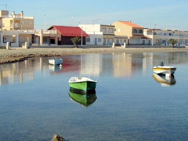 Bo foran havet og oppfyll drømmene dine i Playa de los Nietos En drømmeduplex med direkte utsikt over Mar Menor Kan du tenke deg å våkne opp hver morgen til lyden av bølgene og duften av havet? Drømmer du om å nyte panoramautsikten over Mar Menor fra stua og kjenne havbrisen i ansiktet mens du spiser frokost på terrassen? I Playa de los Nietos kan denne drømmen gå i oppfyllelse. Denne spektakulære duplexen ved stranden tilbyr deg alt du trenger for å leve et liv vendt mot havet. Det store området på 70m² er fordelt på 4 soverom, et bad og et toalett. En lys stue med havutsikt og en terrasse foran på samme promenade, et uavhengig kjøkken med splitter nye møbler og hvitevarer, et praktisk vaskerom, en balkong med panoramautsikt i første etasje og en lukket garasje. Komfortabel og utstyrt med alt du trenger, har denne duplex nylig blitt renovert og er innredet i en veldig komfortabel middelhavsstil. Se for deg å slappe av i den romslige stuen din mens du ser på havbølgene eller nyt en utendørs middag på terrassen din med lyden av bølgene som bakgrunnsmusikk. Fra terrassen til duplex kan du nyte panoramautsikt over havet og kysten. Et perfekt sted å slappe av, sole seg og nyte uforglemmelige øyeblikk med familie eller venner. Takket være nærheten til havnen kan du gå ombord på båten og nyte en hyggelig spasertur gjennom det rolige vannet i Mar Menor. Nyt båtturer, fiske, vannsport eller bare slapp av på seiling og nyt naturen. Denne duplexen er ideell for familier og par som leter etter et rolig og solrikt sted å nyte ferien eller å bo hele året. Ikke gå glipp av muligheten til å bo på et drømmested og gjøre drømmene dine til virkelighet Kontakt oss for mer informasjon! Mer enn en enkel beskrivelse, dette er en invitasjon til å leve en unik opplevelse. Tenk deg å våkne opp hver morgen til lyden av bølgene, kjenne solen kjærtegne huden din mens du går langs promenaden og nyt den beste utsikten over Mar Menor fra din egen balkong. Denne duplexen er ikke bare et hus, det er en livsstil full av fred, ro og uforglemmelige øyeblikk. Ikke gå glipp av denne muligheten! Kontakt oss og finn ut hvordan du kan gjøre denne drømmen til virkelighet. * Den angitte veiledende prisen inkluderer ikke skatter eller skriveutgifter. * Overflatene som er uttrykt på denne siden er beskrivende og omtrentlige, så de har ingen kontraktsmessig eller bindende verdi. Prisene kan endres uten forvarsel.