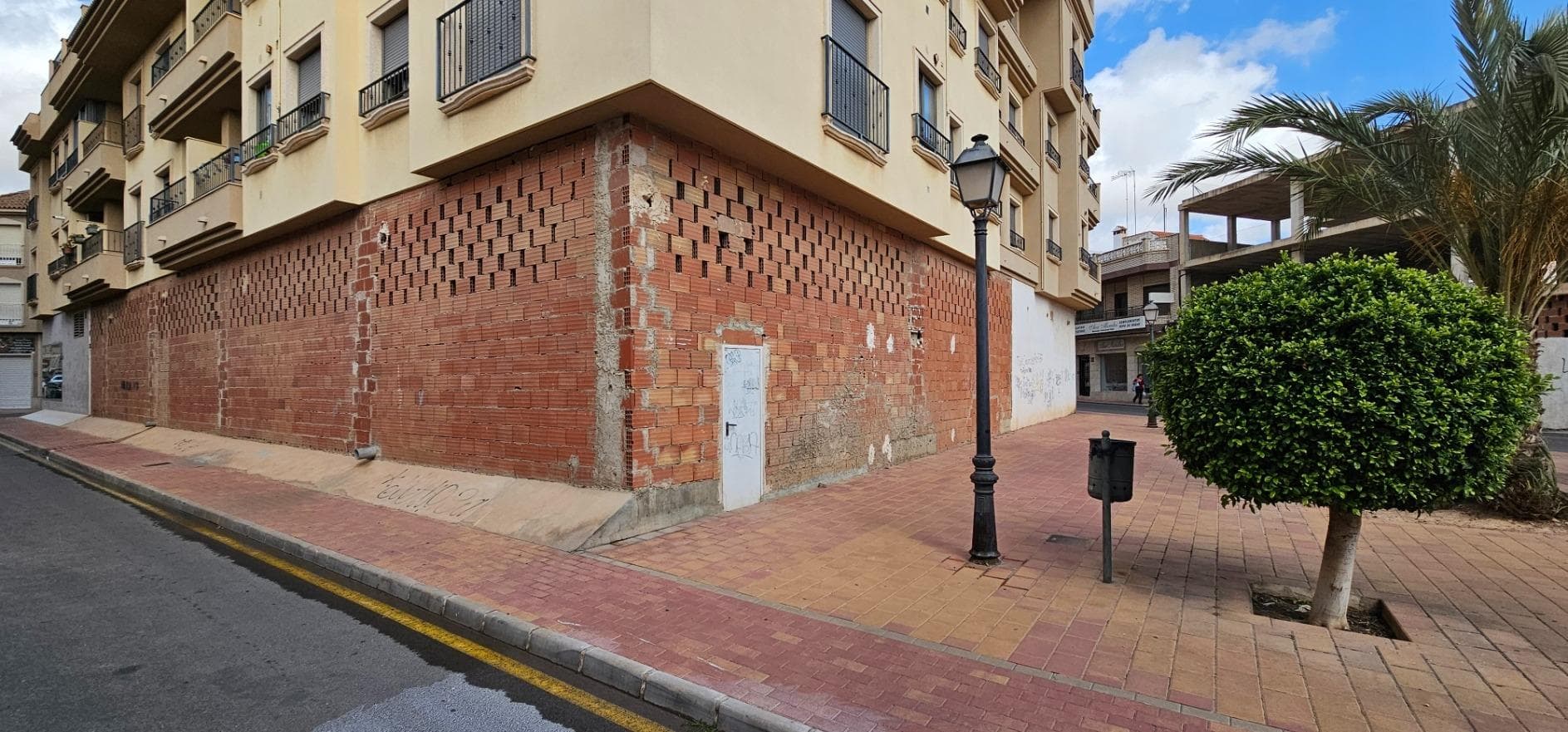 A spacious commercial premises of 330 square meters is for sale, with an additional 26 square meters of terrace, located in an unbeatable location in the very center of San Pedro del Pinatar. With an area of: 326 m² + 25 m² of outdoor terrace, the corner premises have great visibility. It has high ceilings and a smoke outlet. It is located in front of a small square, ideal for attracting customers. The interior is open plan, allowing easy adaptation to any type of business. It is ideal for hospitality, retail or any other commercial activity This commercial premises offers a unique opportunity to establish your business in one of the best commercial areas of San Pedro del Pinatar. The large area, the privileged location and the ease of adaptation of the premises make it an ideal space for a wide variety of commercial activities. There is also the possibility of changing its use and converting it into housing, with the possibility of creating 4 homes with independent entrance from the street. Don't miss the opportunity to open your business in a premises with these unique characteristics. Contact us for more information. * The indicated RRP does not include taxes or deed fees. * The surfaces expressed on this page are descriptive and approximate, so they have no contractual or binding value. Prices may be subject to change without prior notice.