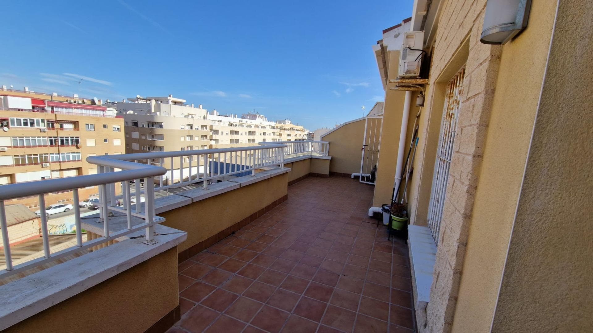 I denne imponerende penthouse-leiligheten, som ligger i hjertet av Torrevieja, kan du fordype deg i en oase av ro og raffinement, hvor hver detalj er nøye utvalgt for å gi deg en unik opplevelse. Denne lyse og romslige toppleiligheten, med sine store vinduer og utsikt over byen, inviterer deg til å nyte livet til det fulle. Stuen/spisestuen, med direkte tilgang til en privat terrasse, er det perfekte stedet å slappe av og ta imot gjestene. Tenk deg å nyte middagen utendørs, under stjernene. Det moderne, fullt utstyrte kjøkkenet vil inspirere deg til å lage deilige måltider du kan dele med dine kjære. Trekk deg tilbake til ditt private tilfluktssted i de tre soverommene, designet for å tilby deg maksimal komfort. Hovedsoverommet, med eget bad, er et fristed hvor du kan hvile og lade opp. Denne toppleiligheten er ikke bare et hjem, det er en livsstil. Nyt bekvemmeligheten av å ha alt for hånden. I tillegg vil garasjeplassen og bod gi deg tryggheten til å ha alt du trenger. * Den angitte veiledende prisen inkluderer ikke skatter eller skriveutgifter. * Overflatene som er uttrykt på denne siden er beskrivende og omtrentlige, så de har ingen kontraktsmessig eller bindende verdi. Prisene kan endres uten forvarsel.