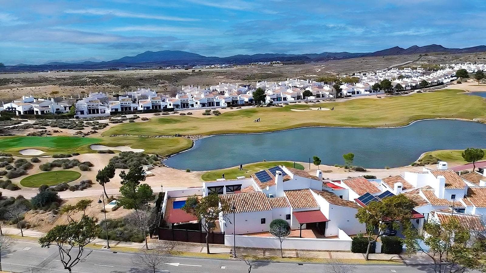 Velkommen til drømmehjemmet! Dette er en rustikk villa i middelhavsstil på en av de mest luksuriøse golfbanene i det sørøstlige Spania. Et hjem som utstråler varme og komfort i hvert hjørne! Denne fantastiske villaen, bygget med kjærlighet og omsorg av et av de mest kjente byggefirmaene i området, tilbyr en uovertruffen boopplevelse. Fra det øyeblikket du krysser terskelen, vil du føle magien til et hjem hvor hver detalj er nøye gjennomtenkt for å skape en innbydende og familiær atmosfære. Naturlig lys oversvømmer hvert rom takket være hjørneplasseringen og utvendig design. Den romslige stuen, med sin peis som lover varme vinterkvelder, blir hjemmets hjerte. Med tak på opptil seks meter, som gir en uovertruffen følelse av romslighet og avslapning. Det uavhengige kjøkkenet, med tilgang til en uteplass og utstyrt med et stort pantry, gir lys og friskhet, og inviterer deg til å lage deilige oppskrifter og dele uforglemmelige øyeblikk. Villaen er fordelt i sin helhet på ett plan på gateplan uten trapper eller arkitektoniske barrierer. Dette hjemmet har fem romslige soverom som tilbyr hvile og privatliv familien din fortjener. Hovedsoverommet, med eget omkledningsrom og bad, er en oase av ro. Et ekstra toalett sikrer alles komfort. Men magien slutter ikke her. Et lekerom med åpen planløsning med direkte tilgang til bassengområdet inviterer deg til å gi fantasien fritt spillerom. Et personlig treningsstudio? En hjemmekino for å nyte filmkvelder med venner? Mulighetene er uendelige. Ved siden av dette spillrommet er det ett av soverommene med eget bad, virkelig et hjørne å nyte. Denne boligen er utstyrt med 22 solcellepaneler, som gjør huset selvforsynt med energi det meste av året. Hageområdet, som er i frontlinjen av golfbanen, har veldig vakker utsikt over et av hullene og en dam, et sted som oppfordrer deg til å nyte stillheten og tilbringe tid med venner. I hagen finner vi et stort svømmebasseng som utvilsomt vil kjøle ned sommerdagene. Ved siden av bassenget har vi et lysthus med en argentinsk grill, som utvilsomt vil være sentrum for oppmerksomheten med besøkende og måltider med familie og venner. På forsiden av huset har vi en privat og overbygd parkeringsplass for kjøretøy. Denne villaen er mye mer enn et hus, det er et hjem hvor minner skapes og drømmer går i oppfyllelse. Hvert hjørne forteller en historie, hvert rom inviterer til sameksistens. På Valle Golf Resort, et privat feriested med sikkerhet som har alle tjenester for hånden, en hyggelig sosial klubb med restaurant. El Valle Golf Resort er det perfekte stedet å gjøre ditt hjem. Dens nærhet til Cartagena, Murcia og flyplassene forbinder deg med verden uten å gi opp roen i et privilegert miljø. Ikke gå glipp av denne unike muligheten til å bo i hjemmet du alltid har ønsket deg! * Den angitte veiledende prisen inkluderer ikke skatter eller skrivegebyrer. * Overflatene som er uttrykt på denne siden er beskrivende og omtrentlige, så de har ingen kontraktsmessig eller bindende verdi. Prisene kan endres uten varsel.