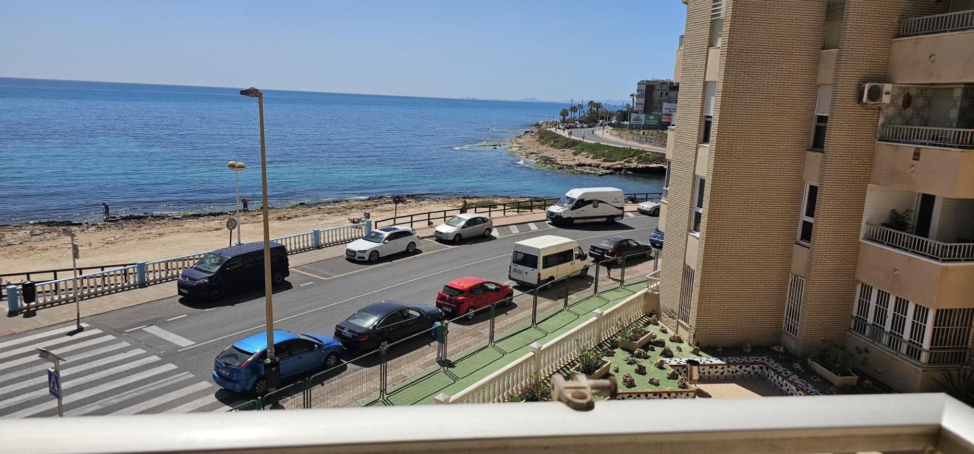 Oportunidad única en primera línea de playa Los Locos, Torrevieja Se vende espacioso apartamento con vistas al mar, ubicado en la codiciada primera línea de la playa de Los Locos, junto a la emblemática curva del Palangre en Torrevieja. Disfruta de la brisa marina y las impresionantes vistas desde la comodidad de tu hogar. El apartamento tiene una ubicación privilegiada, la primera línea de playa de Los Locos, con acceso directo a la calle de playa y a un paso de todos los servicios. Vistas al mar desde las estancias principales. El amplio salón y los 3 dormitorios exteriores, ofrecen espectaculares vistas al mar. Espacios amplios y luminosos: Salón con terraza y cocina independiente con galería. 2 baños para mayor confort. Segunda planta con ascensor. Parking privado, plaza de garaje amplia incluida, para tu total comodidad. El apartamento cuenta con una distribución perfecta para disfrutar de la vida costera. La cocina independiente con galería ofrece un espacio funcional y luminoso. El amplio salón con terraza se convierte en el lugar ideal para relajarse y disfrutar de las vistas al mar. Los 3 dormitorios exteriores, con armarios empotrados, garantizan un descanso reparador con el sonido de las olas de fondo. Los 2 baños añaden un extra de comodidad para familias o grupos de amigos. Tiene Ascensor y plaza de garaje amplia Este apartamento es una oportunidad única para vivir o invertir en una de las mejores zonas de Torrevieja. No pierdas la oportunidad de disfrutar de la vida mediterránea en su máxima expresión .* El PVP indicado no incluye impuestos ni gastos de Escritura. * Las superficies expresadas en esta página tienen carácter descriptivo y son aproximadas, por lo que no tienen valor contractual ni vinculante. Los precios pueden ser susceptibles de modificación sin previo aviso.
