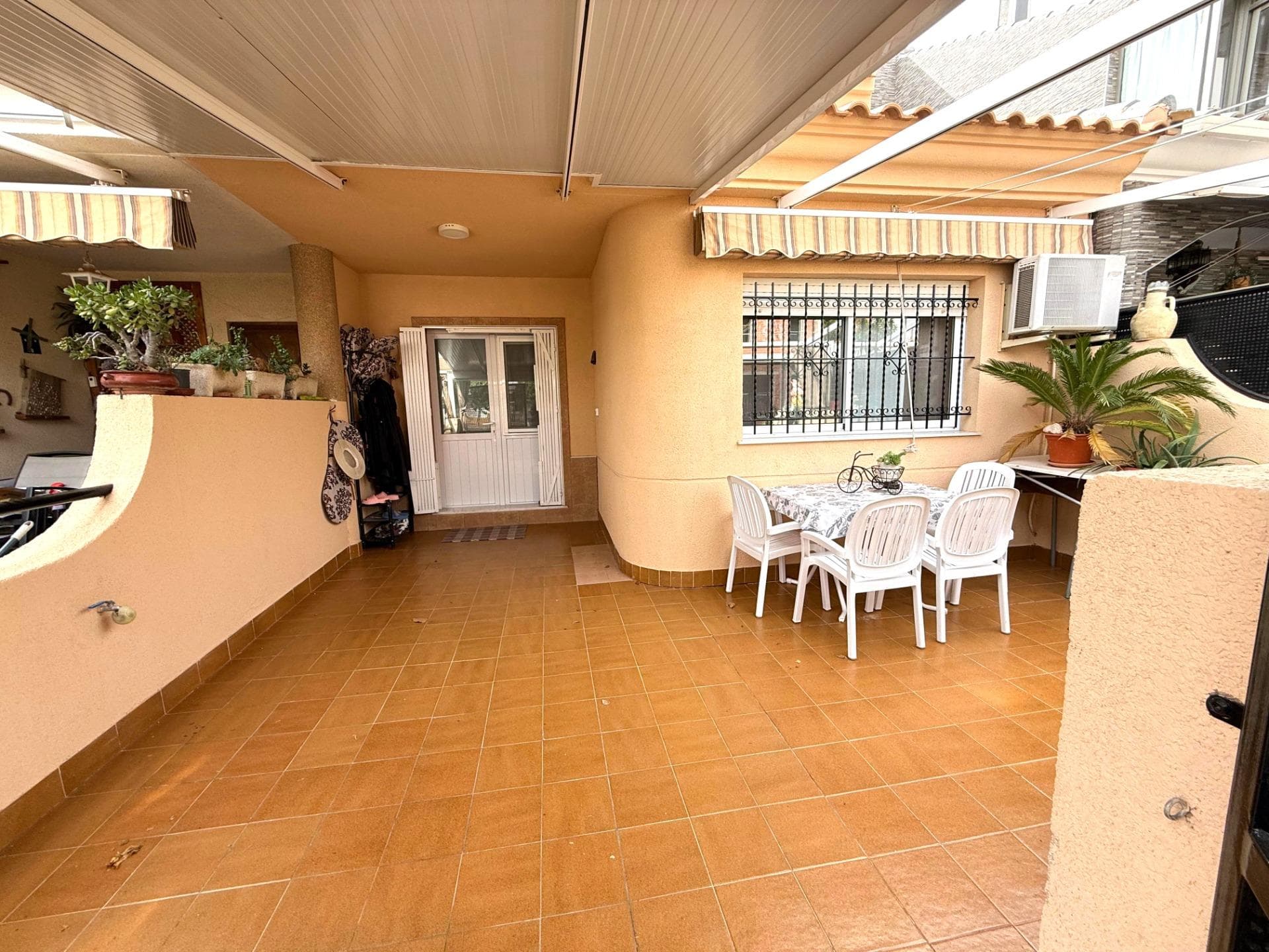 Ubicada en una zona residencial tranquila y segura, esta casa de tres dormitorios ofrece una oportunidad única para aquellos que buscan una vivienda espaciosa y funcional. Características Principales: - Dormitorios: 3 - Baños: 2 - Cocina: Equipada con electrodomésticos y mobiliario de alta calidad - Patio Interior: Un espacio relajante y acogedor para disfrutar del aire libre - Solarium Exteriores: 2, con vistas panorámicas y perfectos para disfrutar del sol y la relajación - Parking: Interior, para mayor seguridad y comodidad - Ubicación: A 10 minutos andando de la playa, en una zona residencial tranquila y segura Descripción: Esta casa de tres dormitorios se distribuye en un espacio amplio y funcional, con una cocina equipada con electrodomésticos y mobiliario de alta calidad. Los tres dormitorios son amplios y luminosos, y los dos baños están perfectamente equipados. El patio interior es un espacio relajante y acogedor, perfecto para disfrutar del aire libre y la naturaleza. Los dos solarium exteriores ofrecen vistas panorámicas y son ideales para disfrutar del sol y la relajación. El parking interior es un añadido valioso para aquellos que buscan mayor seguridad y comodidad para su vehículo. La ubicación de esta casa es ideal para aquellos que buscan una vivienda cerca de la playa, pero también en una zona residencial tranquila y segura. A solo 10 minutos andando de la playa, puedes disfrutar del sol, la arena y el mar en cualquier momento. PVP indicado no incluye impuestos ni gastos de escritura. Las superficies expresadas en esta pagina tiene carácter descriptivo y son aproximadas por lo que no tienen valor contractual ni vinculante. Los precios pueden ser modificados sin previo aviso.