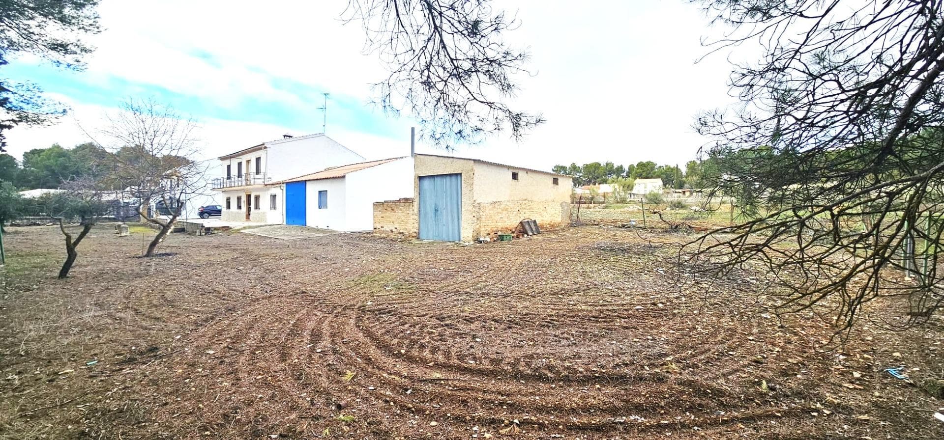 Eksklusiv eiendom beliggende ved vannkanten av Bermejales-reservoaret, med uhindret utsikt over reservoaret og det omkringliggende naturlandskapet. Denne unike eiendommen kombinerer en strategisk beliggenhet, en stor tomt og en romslig bygning, noe som gjør den til en utmerket mulighet for å utvikle et landlig gjestehus med komplementære tjenester. Huset ligger på en tomt på over 3300 m², perfekt egnet for å lage utendørsområder for turistbruk, for eksempel et svømmebasseng, idrettsområder eller anlagte fellesområder. Videre tillater formen og størrelsen etablering av en campingvognpark med en kapasitet på omtrent 30 campingvogner, en stadig mer populær tjeneste i denne typen naturomgivelser. Eiendommens planløsning og bruk Hovedbygningen har: Syv soverom, ideelle for bruk som individuelle rom. Separat kjøkken med spiseplass og peis, lett å tilpasse som et felleskjøkken eller et enkelt restaurantområde. Stor, lys hovedstue, ideell som resepsjonsområde eller avslapningsområde. Andre store fellesrom med peis, perfekt som et sosialt rom, felles spisestue eller aktivitetsområde. To bad, separat vaskerom og lukket garasje. Planeringen gir enkel tilpasning til gjestfrihet, samtidig som romslige fellesområder og en komfortabel opplevelse for gjestene opprettholdes. Foreløpig økonomisk studie (ikke-kontraktsmessig)  Vandrerhjemdrift: 7 rom Estimert gjennomsnittspris: €60/natt per rom Potensiell daglig inntekt: 7 × €60 = €420/dag  Campingvognparkering: Omtrentlig kapasitet: 30 campingvogner Estimert pris: €12/dag per enhet Potensiell daglig inntekt: 30 × €12 = €360/dag  Estimert samlet brutto daglig inntekt: €420 + €360 = €780/dag  Dette forslaget posisjonerer eiendommen som en svært attraktiv investeringsmulighet for turisme, spesielt i skulder- og høysesongen, med mulighet for å utvide tjenester (svømmebasseng, restaurant, sport eller naturaktiviteter) og ytterligere forbedre lønnsomheten.  Konklusjon: En eiendom med enormt økonomisk potensial, beliggende i privilegerte naturomgivelser, med direkte utsikt over reservoaret og kapasitet til å imøtekomme både tradisjonell turisme og den voksende campingvognturismesektoren. Ideelt for investorer som ser etter et solid, allsidig prosjekt med flere utnyttelsesmuligheter i en av de mest verdifulle naturenklavene i provinsen Granada.